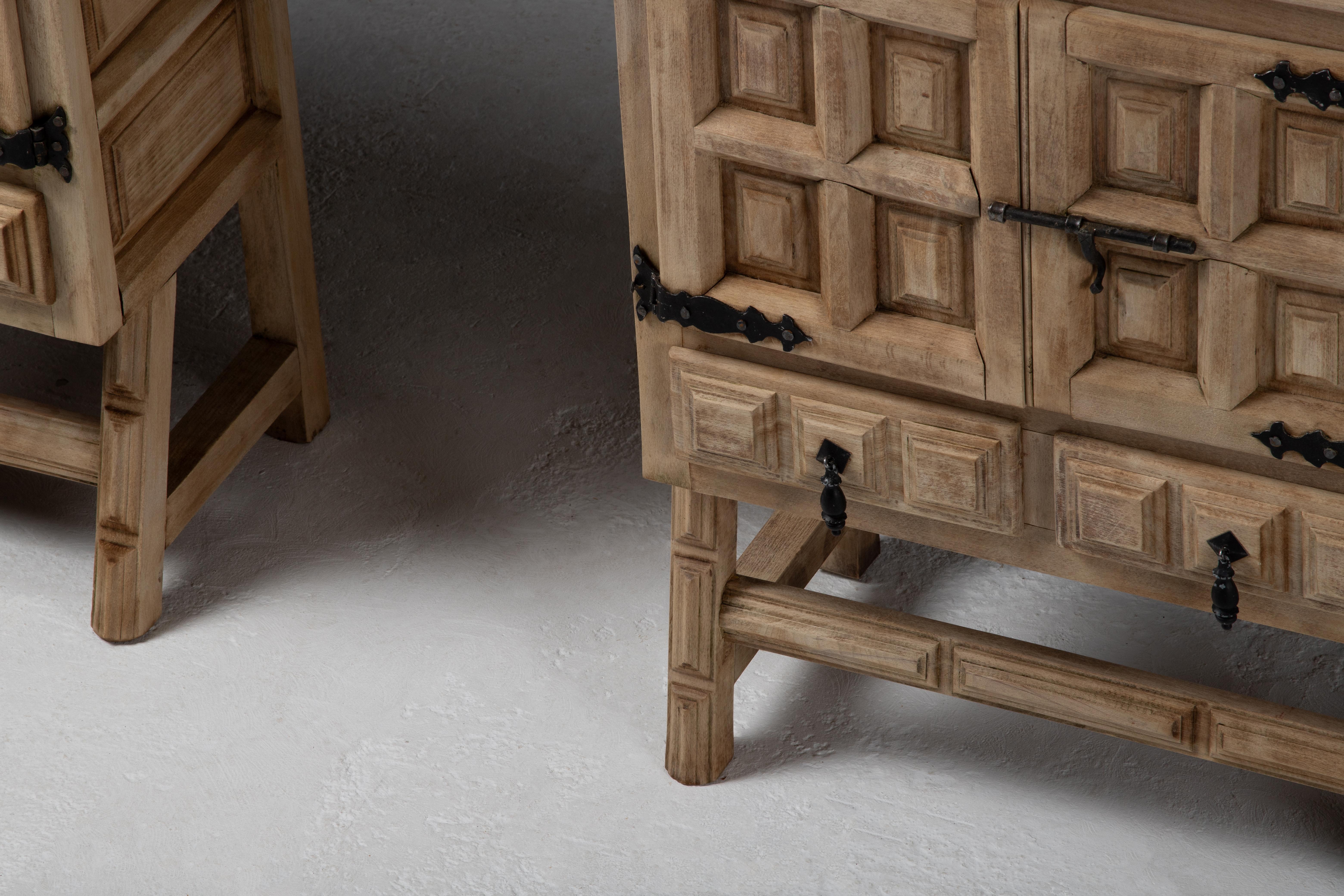 Coppia di armadi intagliati in Oak Oak patinato, Spagna, anni '50
Evocare l'architettura vernacolare della Spagna settentrionale

Una silhouette fortificata incontra la precisione folcloristica in questa rara coppia di armadi spagnoli della metà del