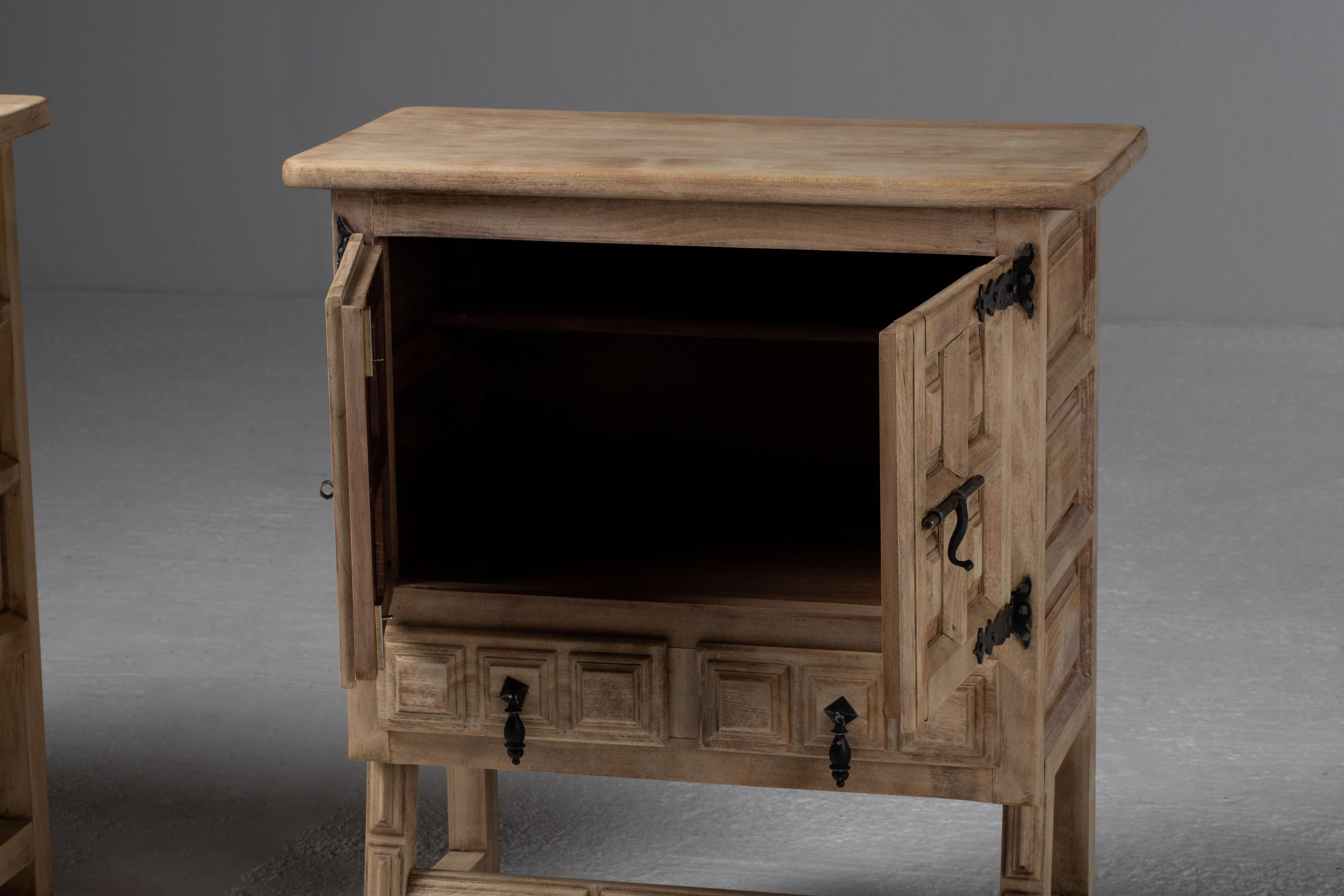 Spagnolo Coppia di armadi intagliati in Oak massiccio, Spagna, anni '50 in vendita