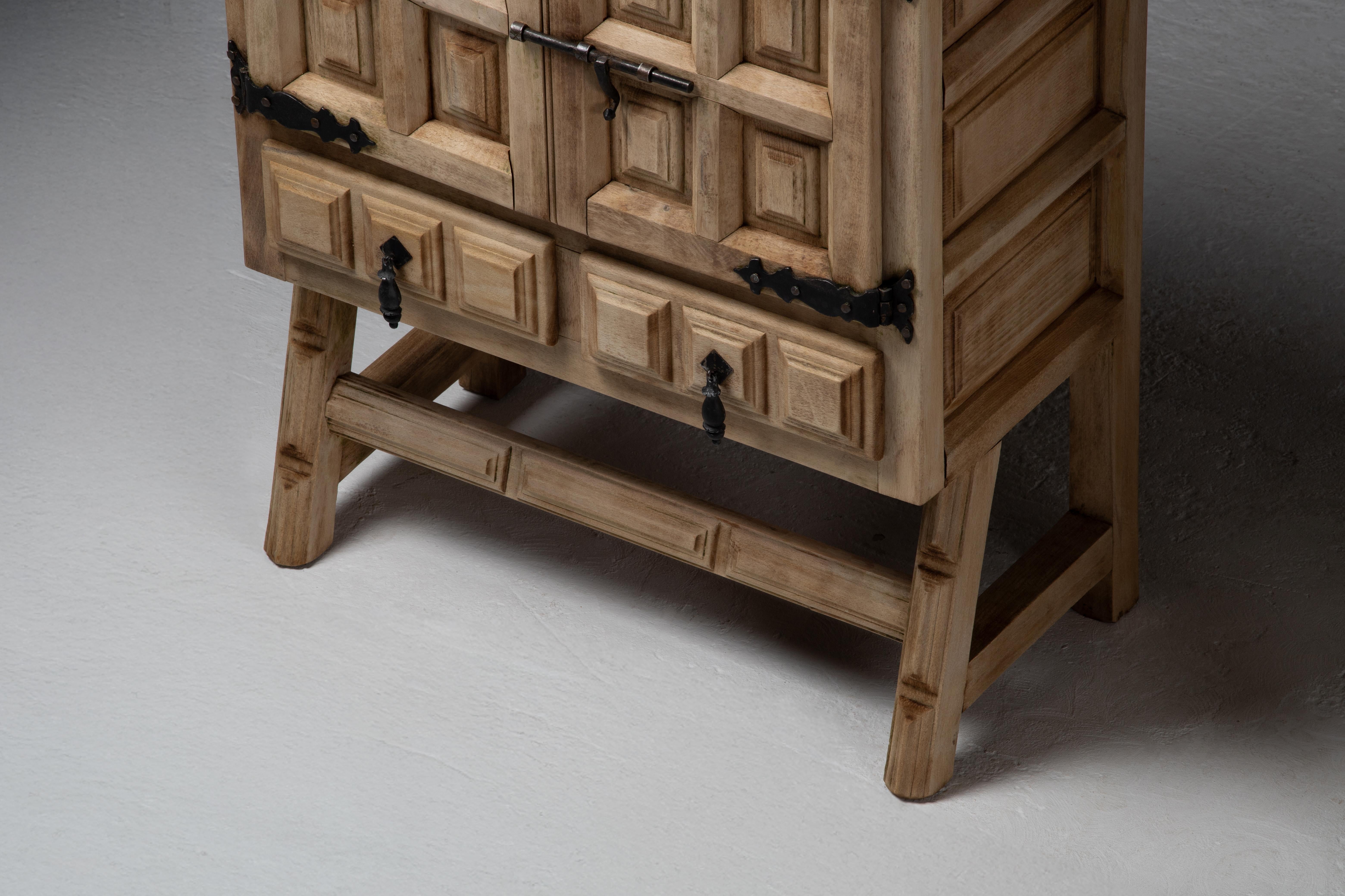 XX secolo Coppia di armadi intagliati in Oak massiccio, Spagna, anni '50 in vendita