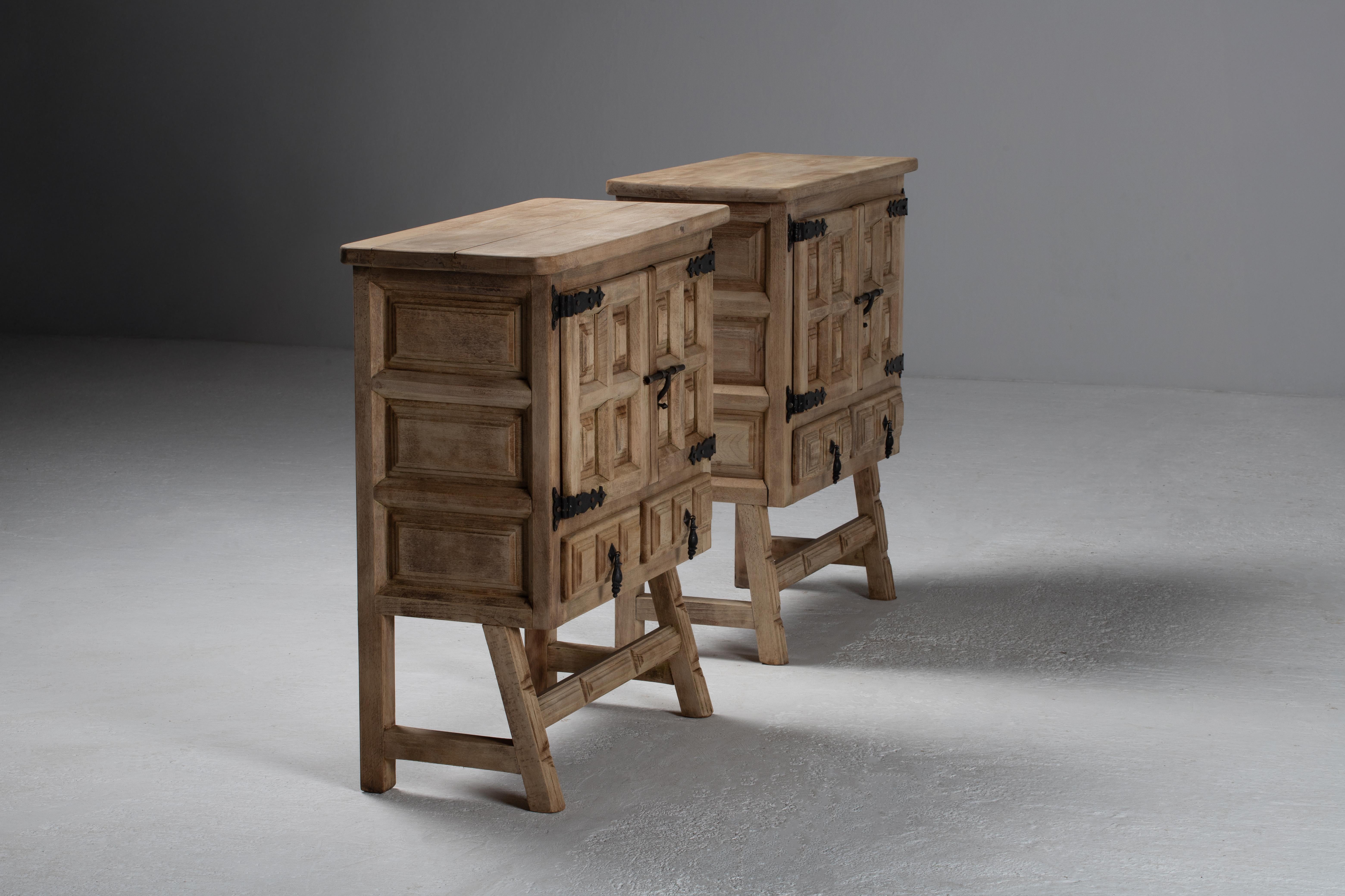 Coppia di armadi intagliati in Oak massiccio, Spagna, anni '50 in vendita 1