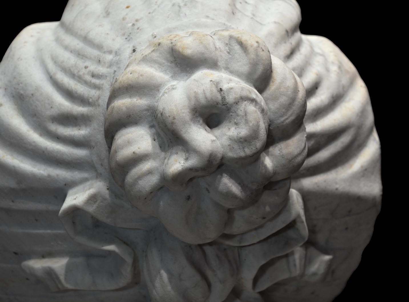 Pair of carved Carrara marble sphinxes For Sale 2