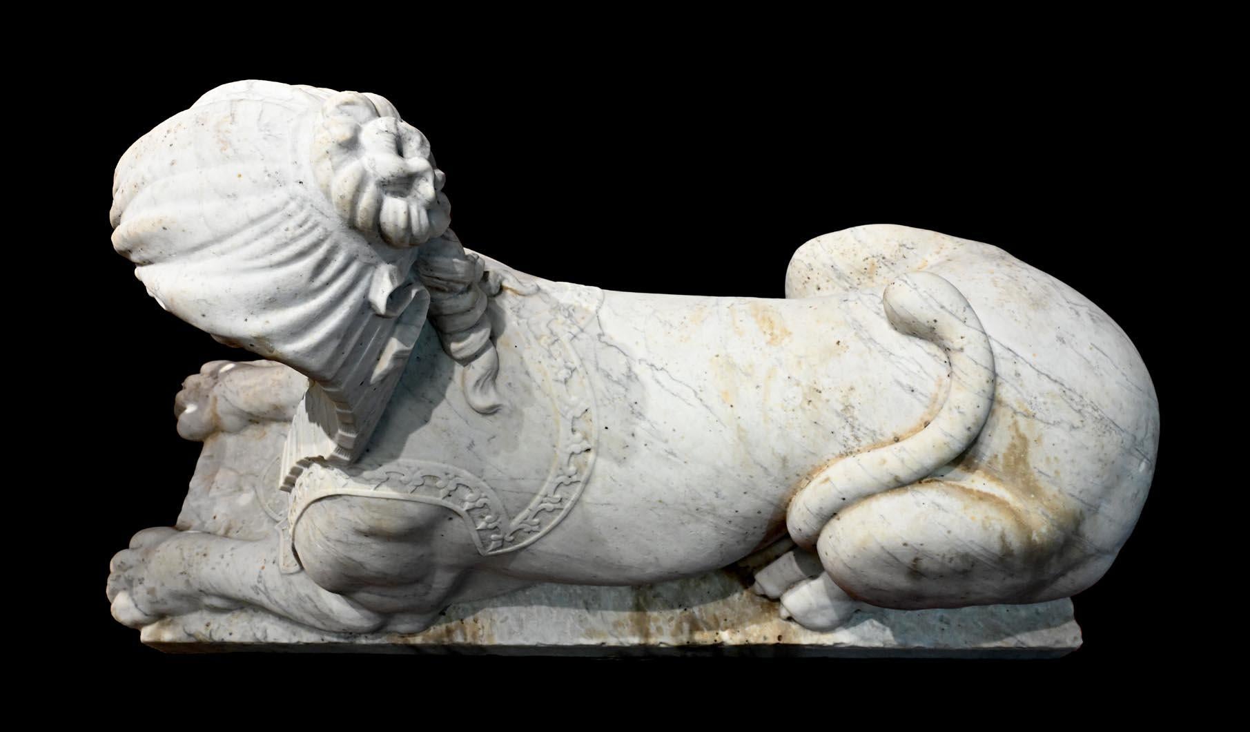 Pair of carved Carrara marble sphinxes For Sale 4