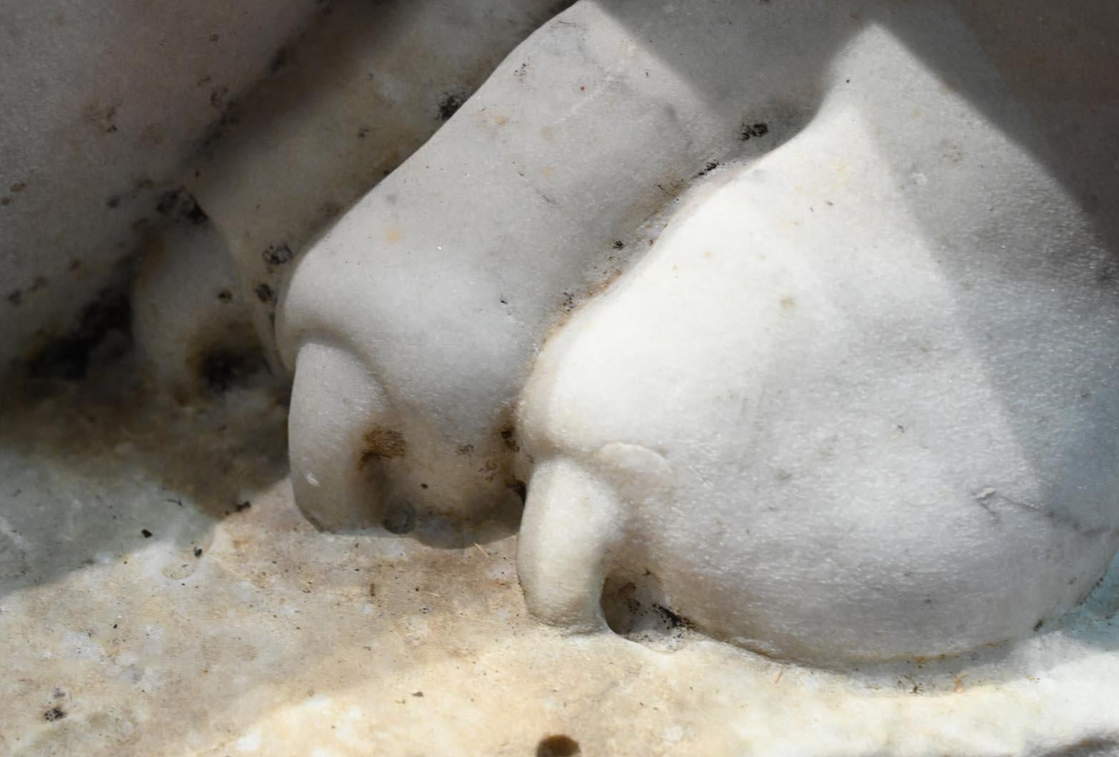 Pair of carved Carrara marble sphinxes For Sale 6