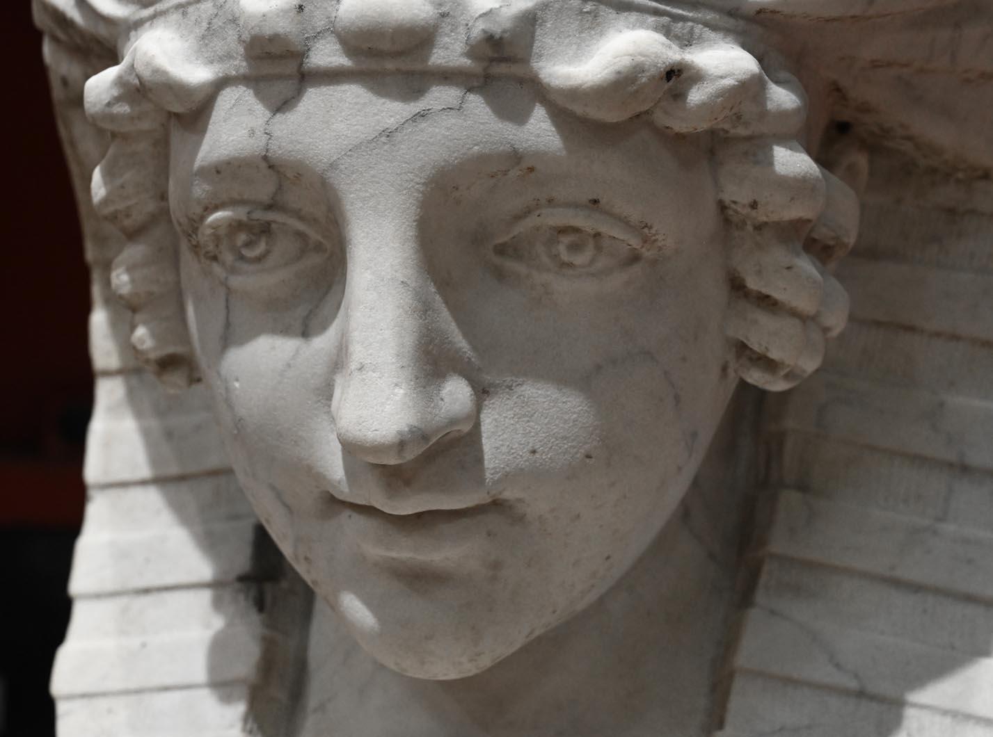 Pair of carved Carrara marble sphinxes In Good Condition For Sale In SAINT-OUEN-SUR-SEINE, FR