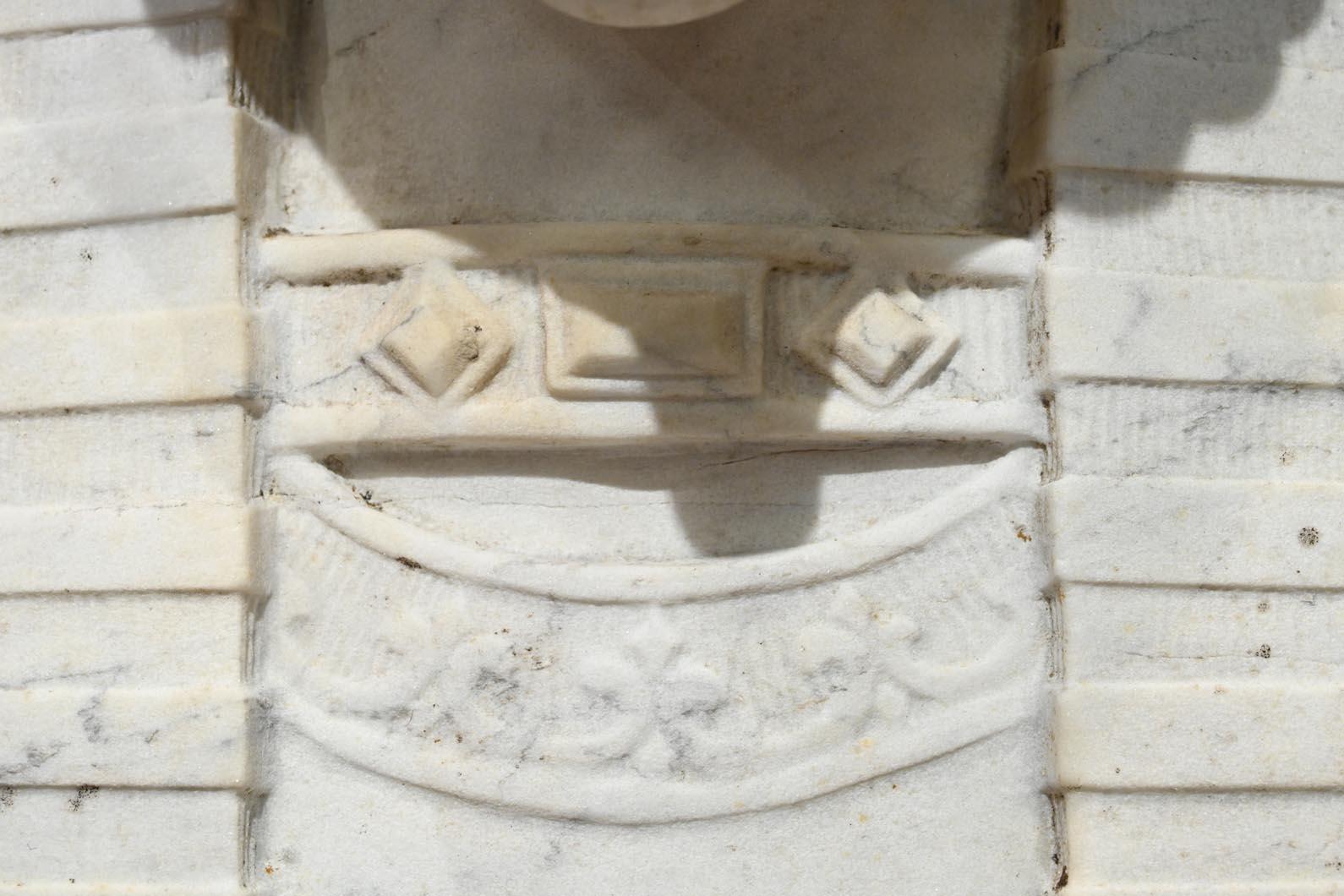 20th Century Pair of carved Carrara marble sphinxes For Sale