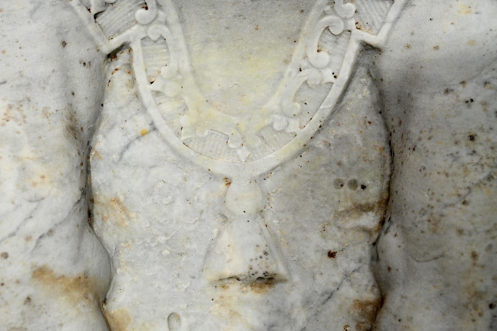 Carrara Marble Pair of carved Carrara marble sphinxes For Sale