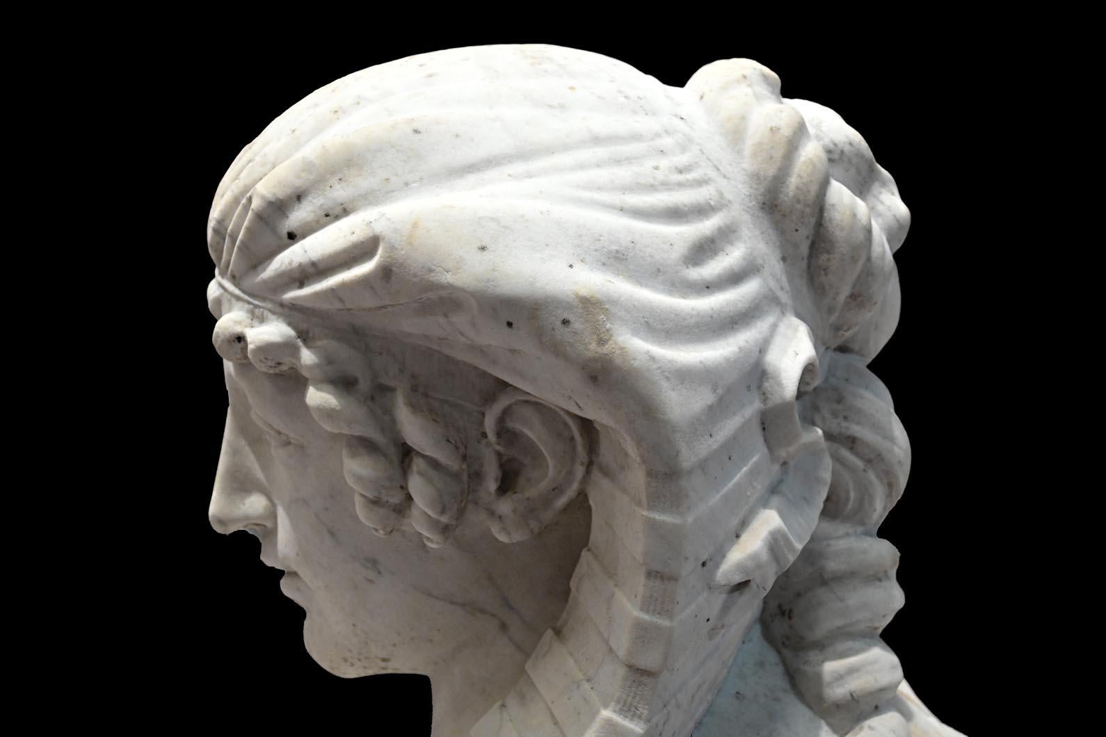 Pair of carved Carrara marble sphinxes For Sale 1