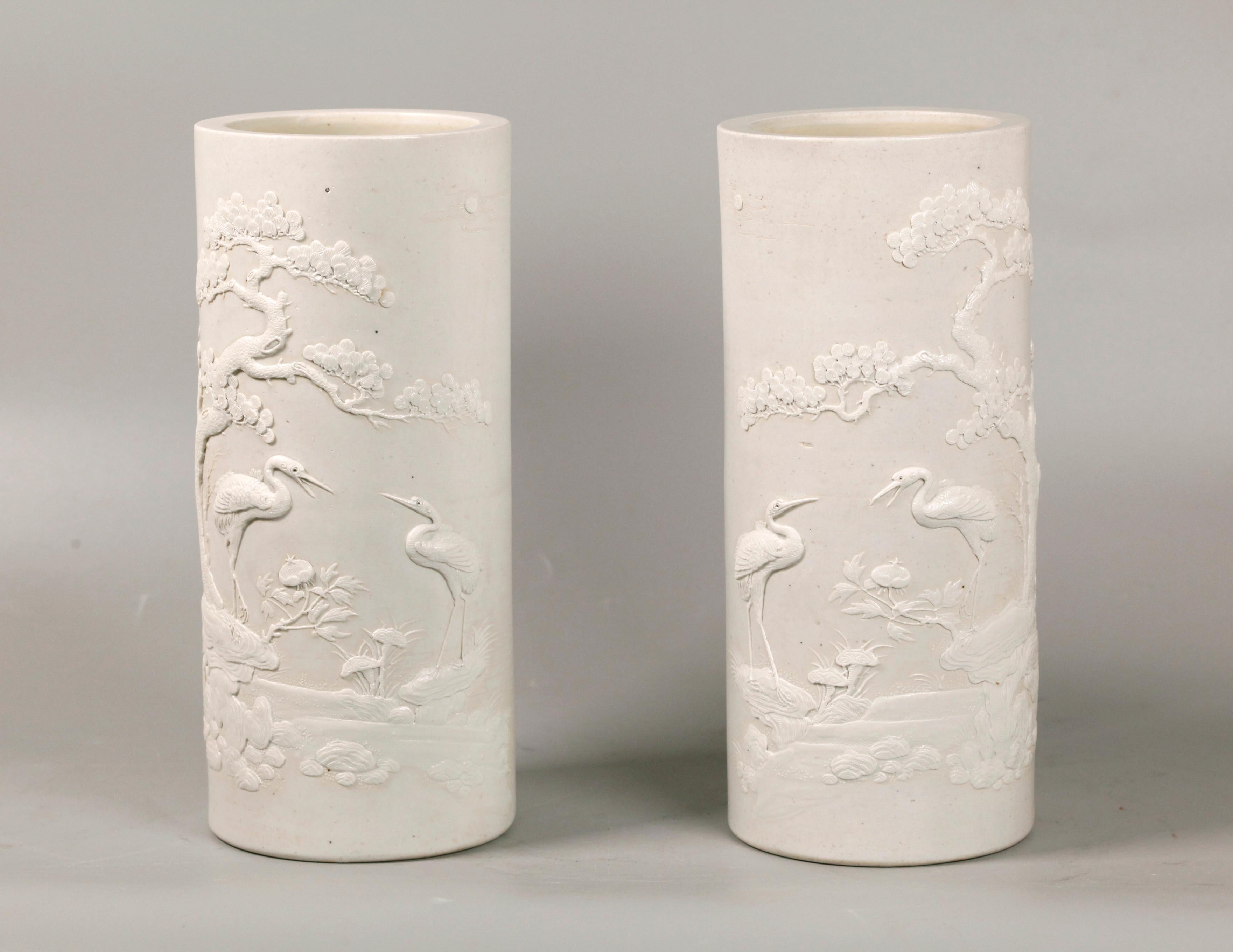 Paire de porte-chapeaux biscuit chinois sculptés, période Daoguang