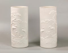 Paire de porte-chapeaux biscuit chinois sculptés, période Daoguang