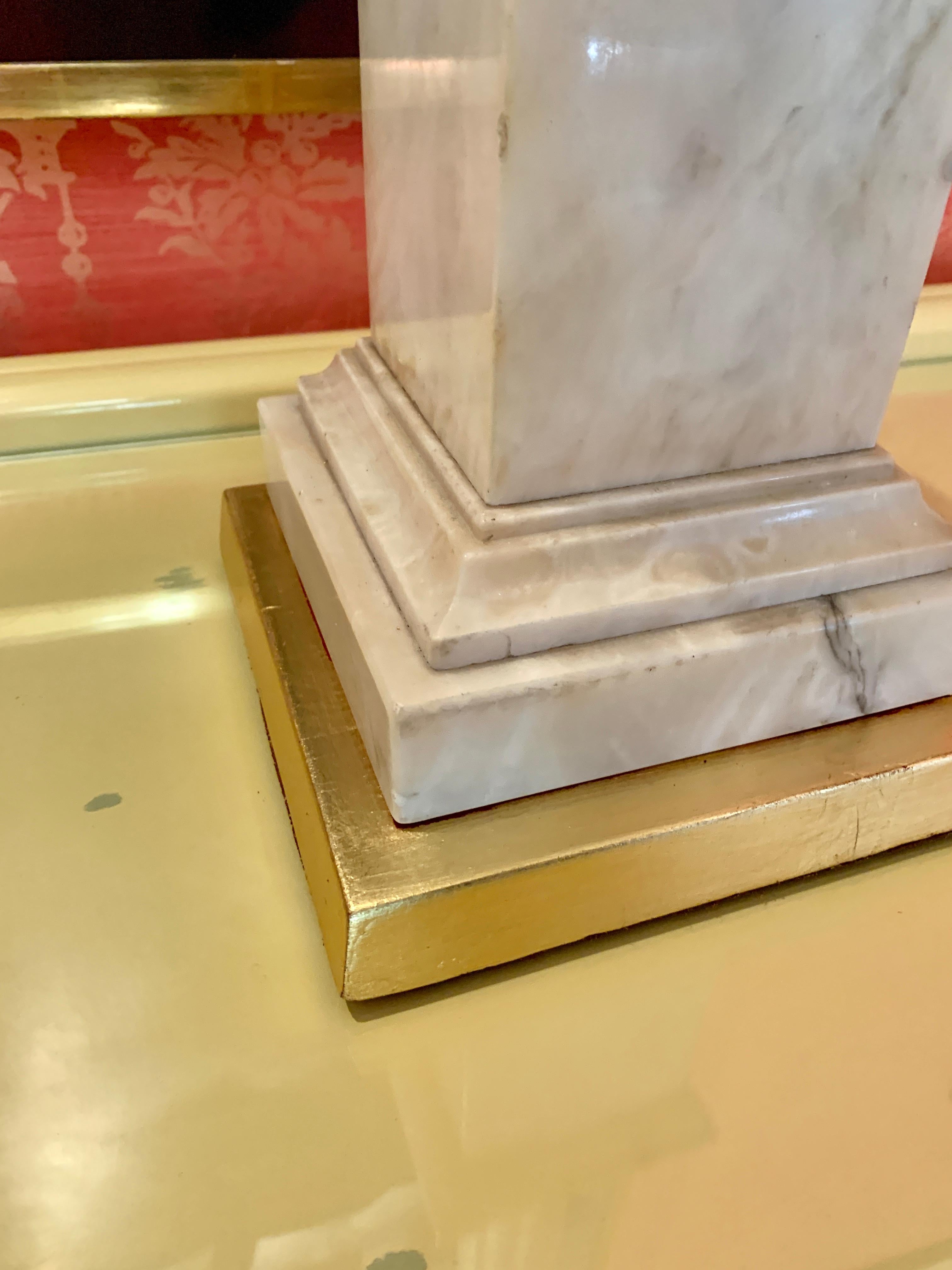 Coppia di lampade a colonna intagliate in marmo e alabastro con base dorata e paralumi in seta in vendita 3