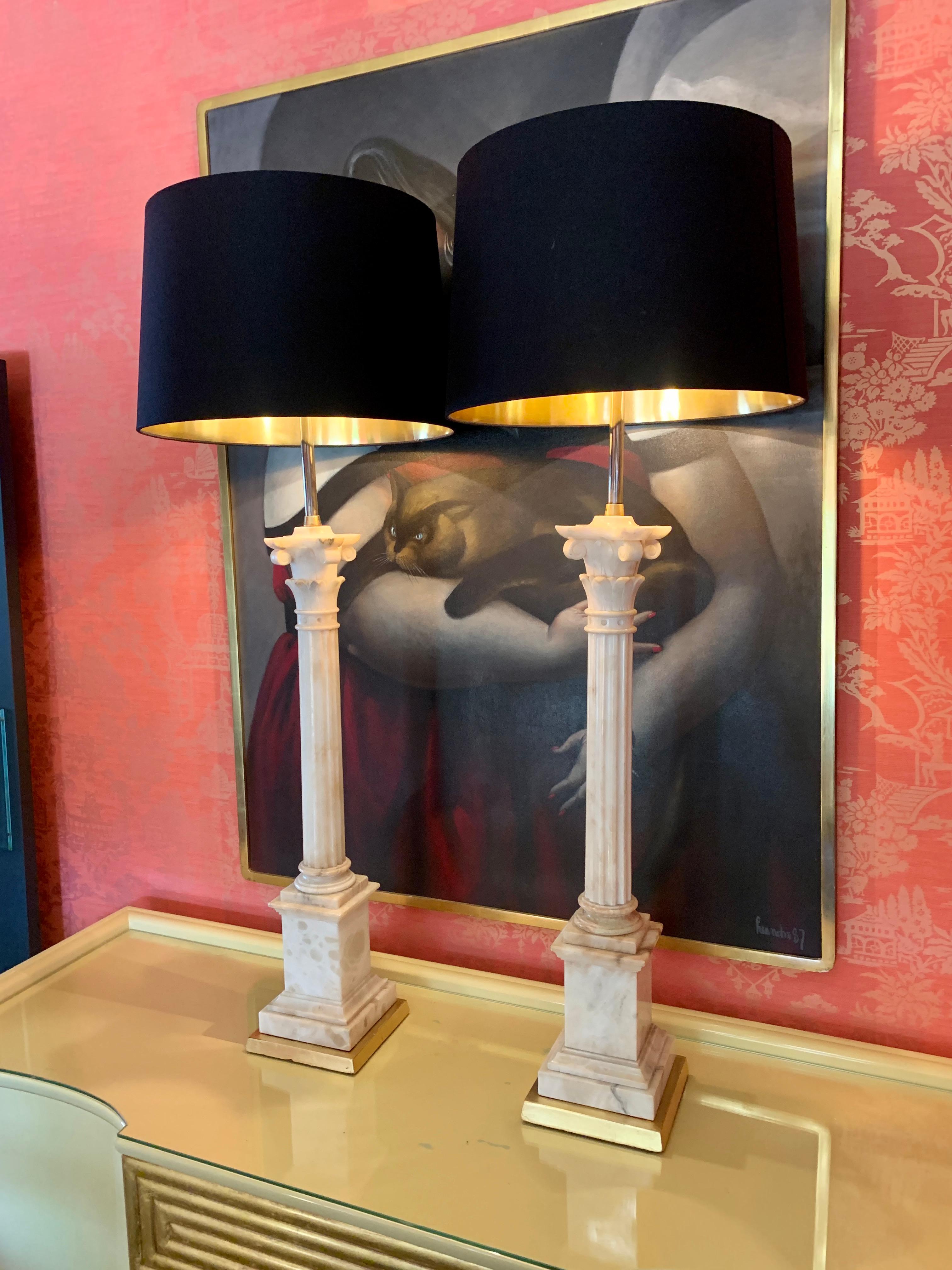 Italian Pair of Carved Column Marble Alabaster Lamps with Gilt Bases and Silk Shades For Sale