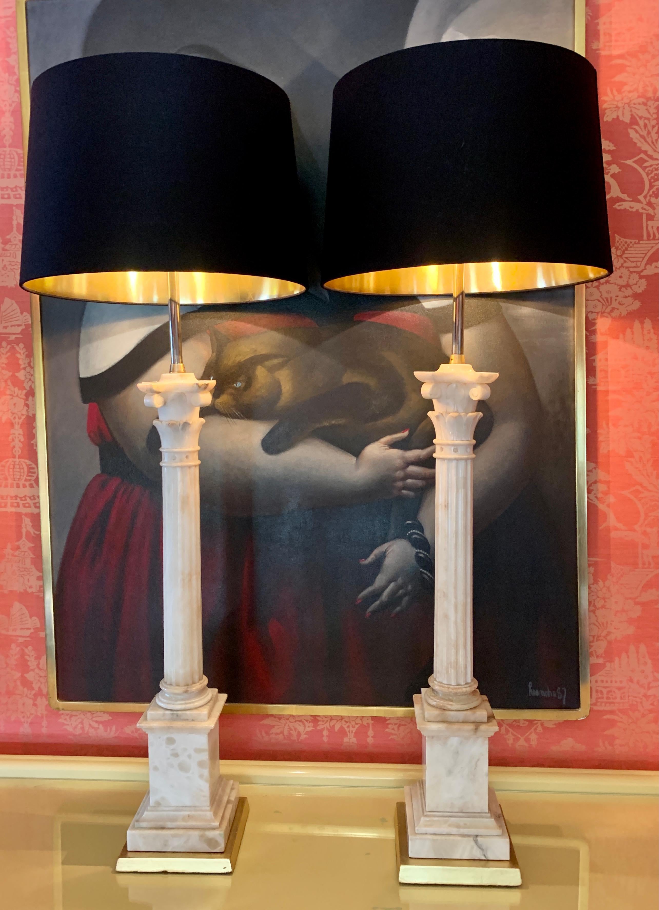 Pair of Carved Column Marble Alabaster Lamps with Gilt Bases and Silk Shades In Good Condition For Sale In Los Angeles, CA