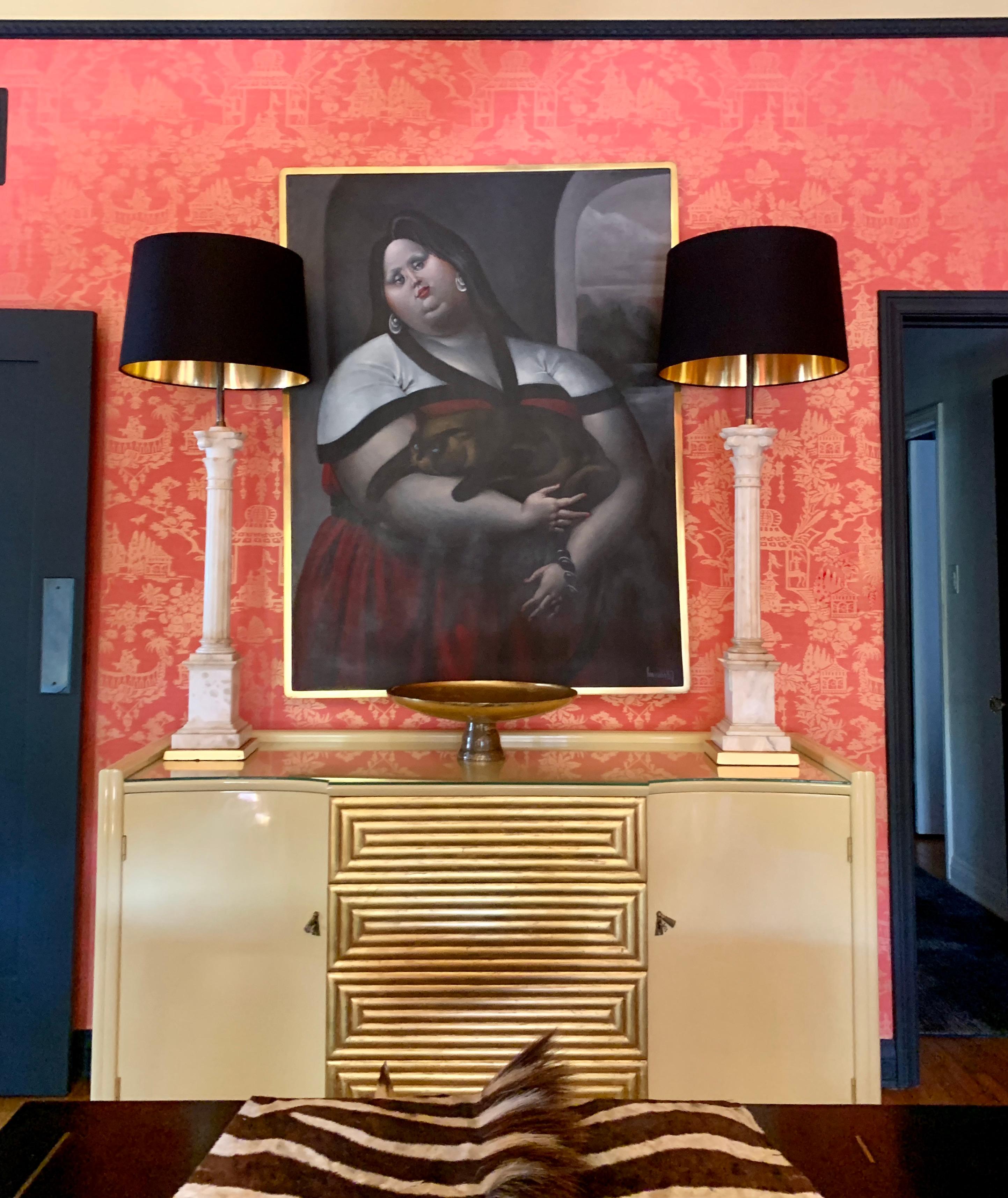 Coppia di lampade a colonna intagliate in marmo e alabastro con base dorata e paralumi in seta in vendita 2