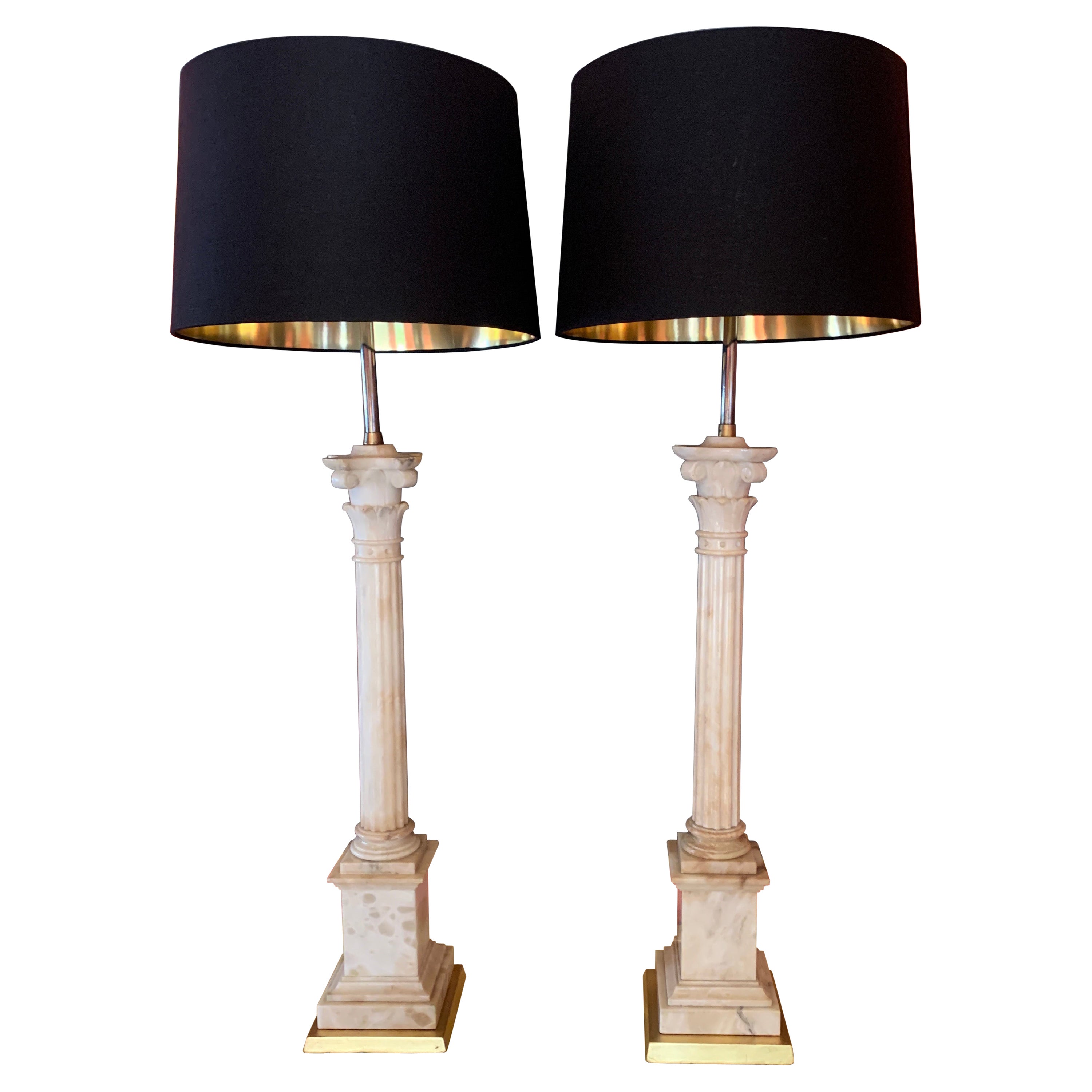 Paire de lampes à colonne en marbre et albâtre sculpté avec bases dorées et abat-jour en soie en vente