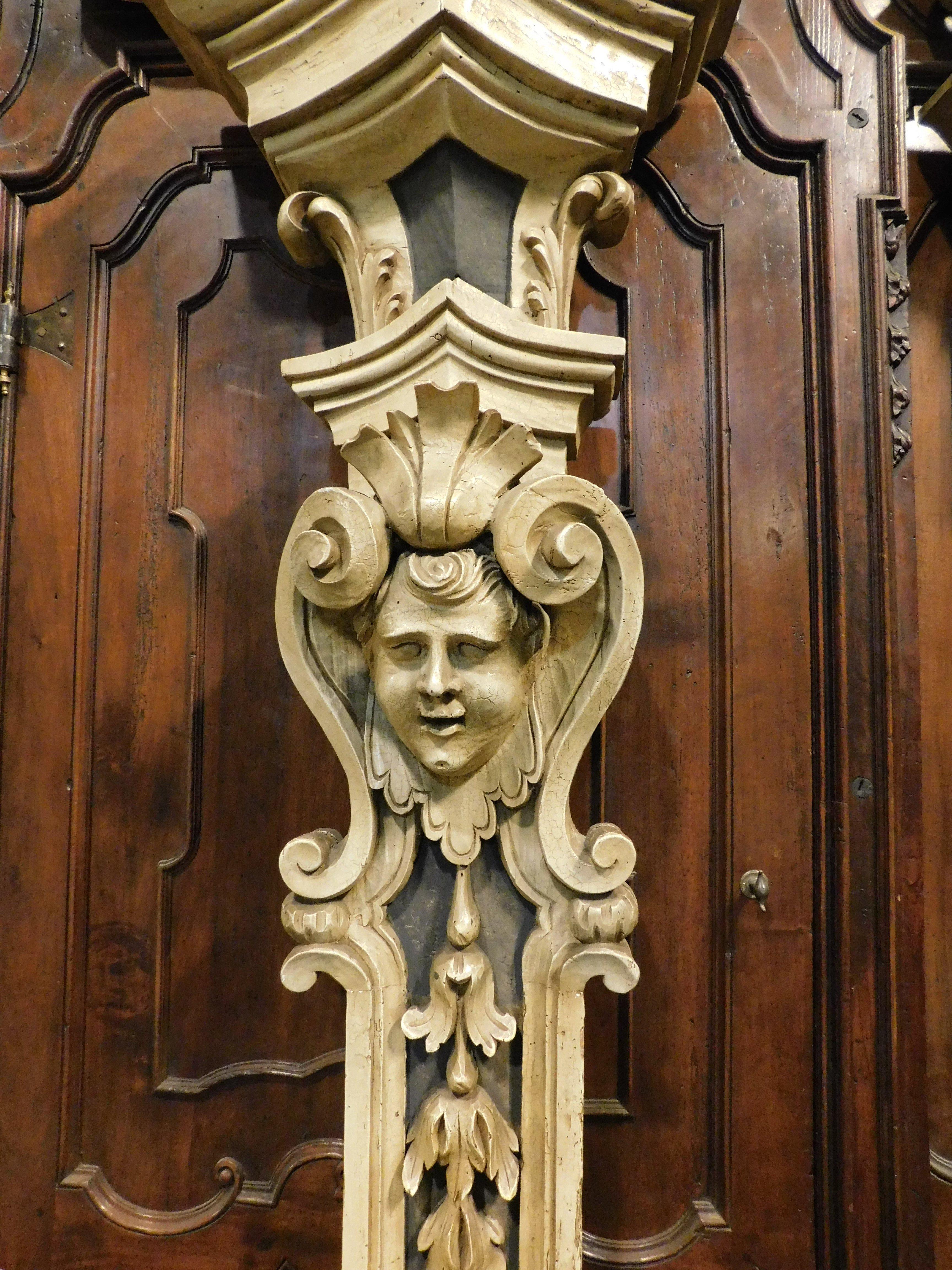 pair of carved column pilasters, richly carved and lacquered, Italy In Good Condition For Sale In Cuneo, Italy (CN)