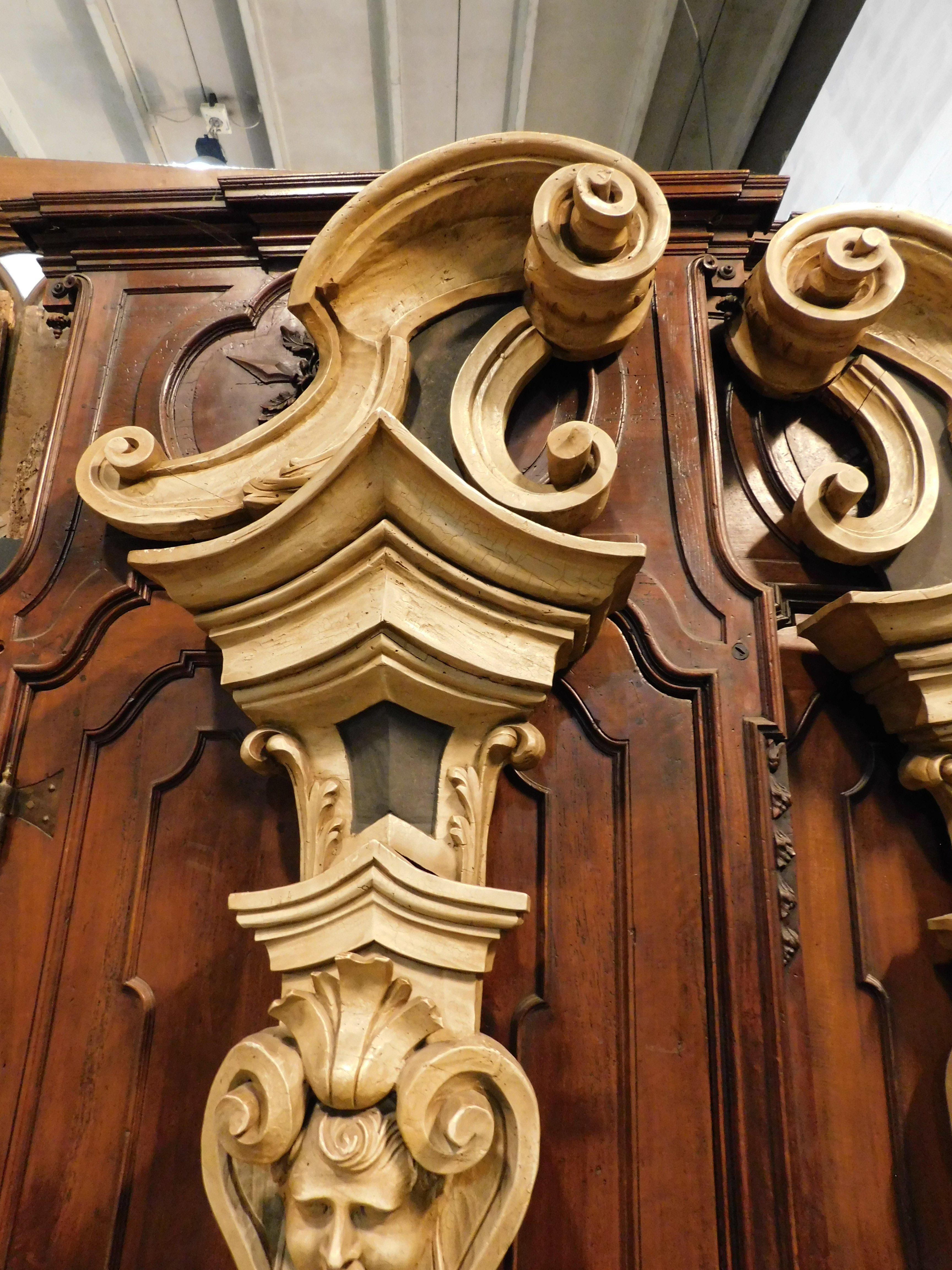 19th Century pair of carved column pilasters, richly carved and lacquered, Italy For Sale