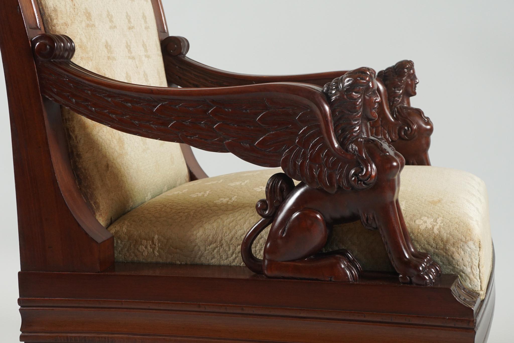 Pareja de sillones tallados de renacimiento egipcio en Bueno estado para la venta en Hudson, NY