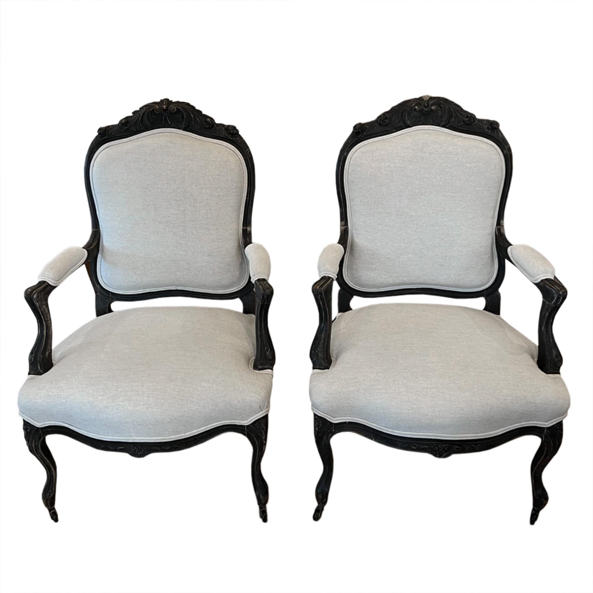 Une belle paire de chaises de salon françaises sculptées du 19ème siècle avec peinture d'origine et roulettes aux pieds avant. 

Nous les avons fait tapisser dans un lin clair Mark Alexander.

Une superbe paire de chaises décoratives anciennes.