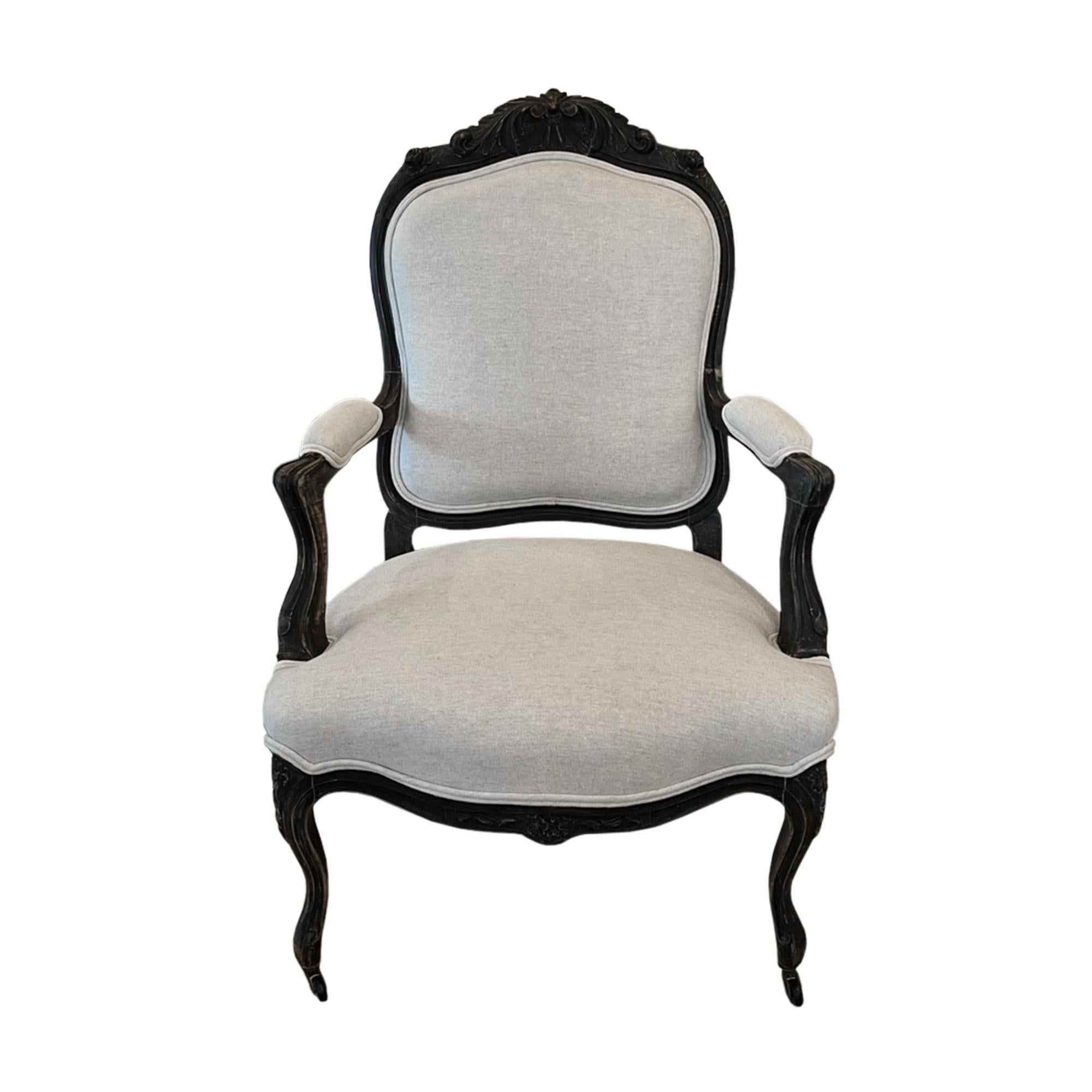 Rococo Paire de chaises de salon françaises sculptées du 19ème siècle en vente
