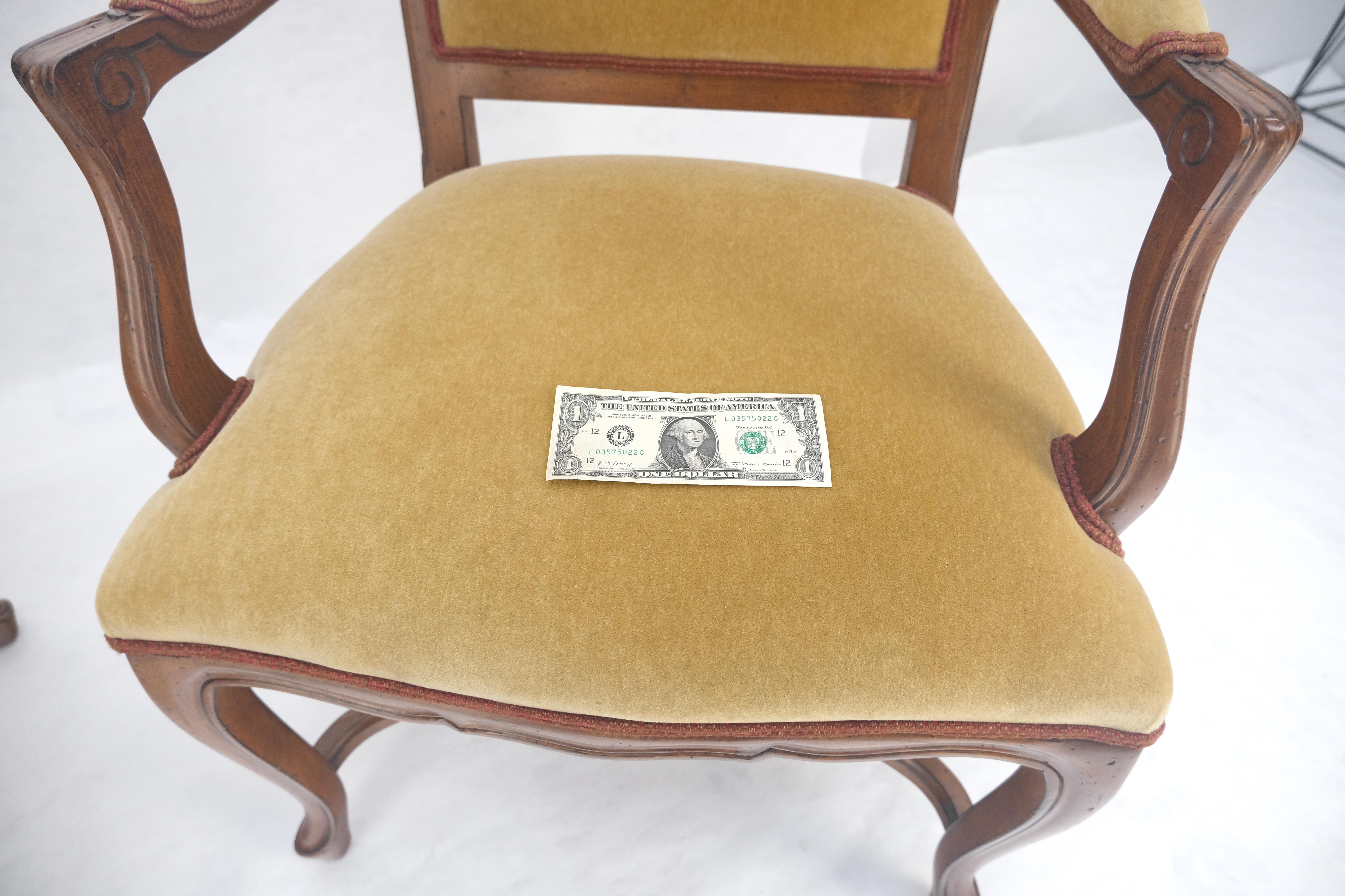 Coppia di sedie da salotto a bracci aperti in stile francese intagliate in tessuto mohair MINT! in vendita 4