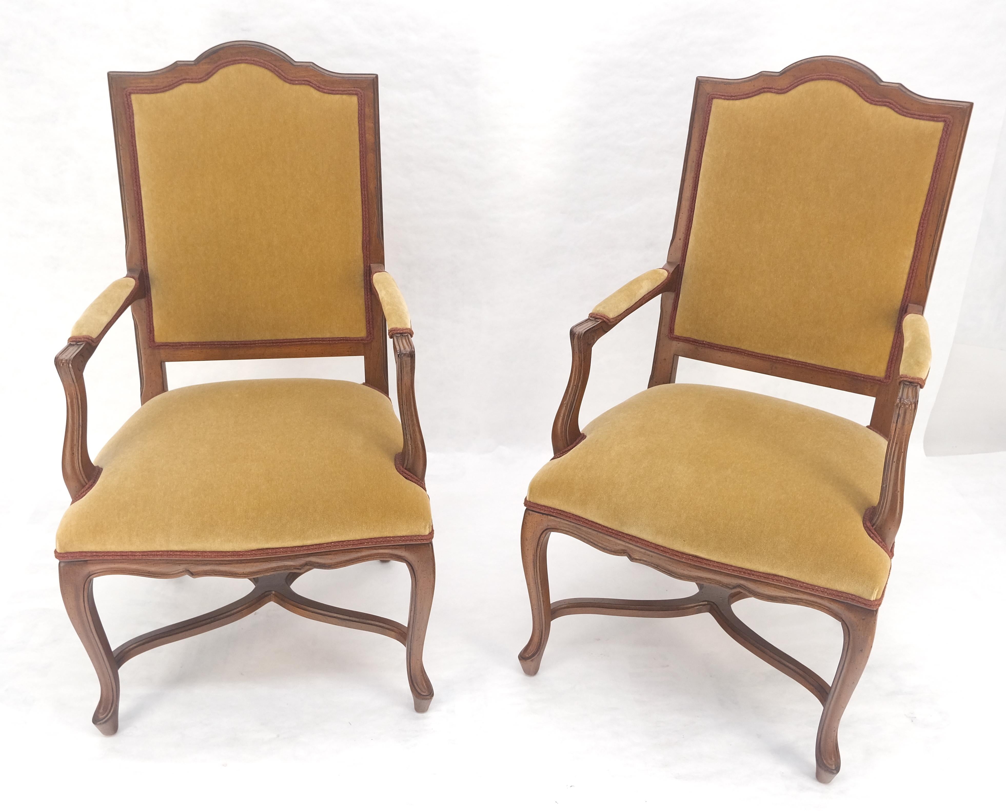 Francese Coppia di sedie da salotto a bracci aperti in stile francese intagliate in tessuto mohair MINT! in vendita