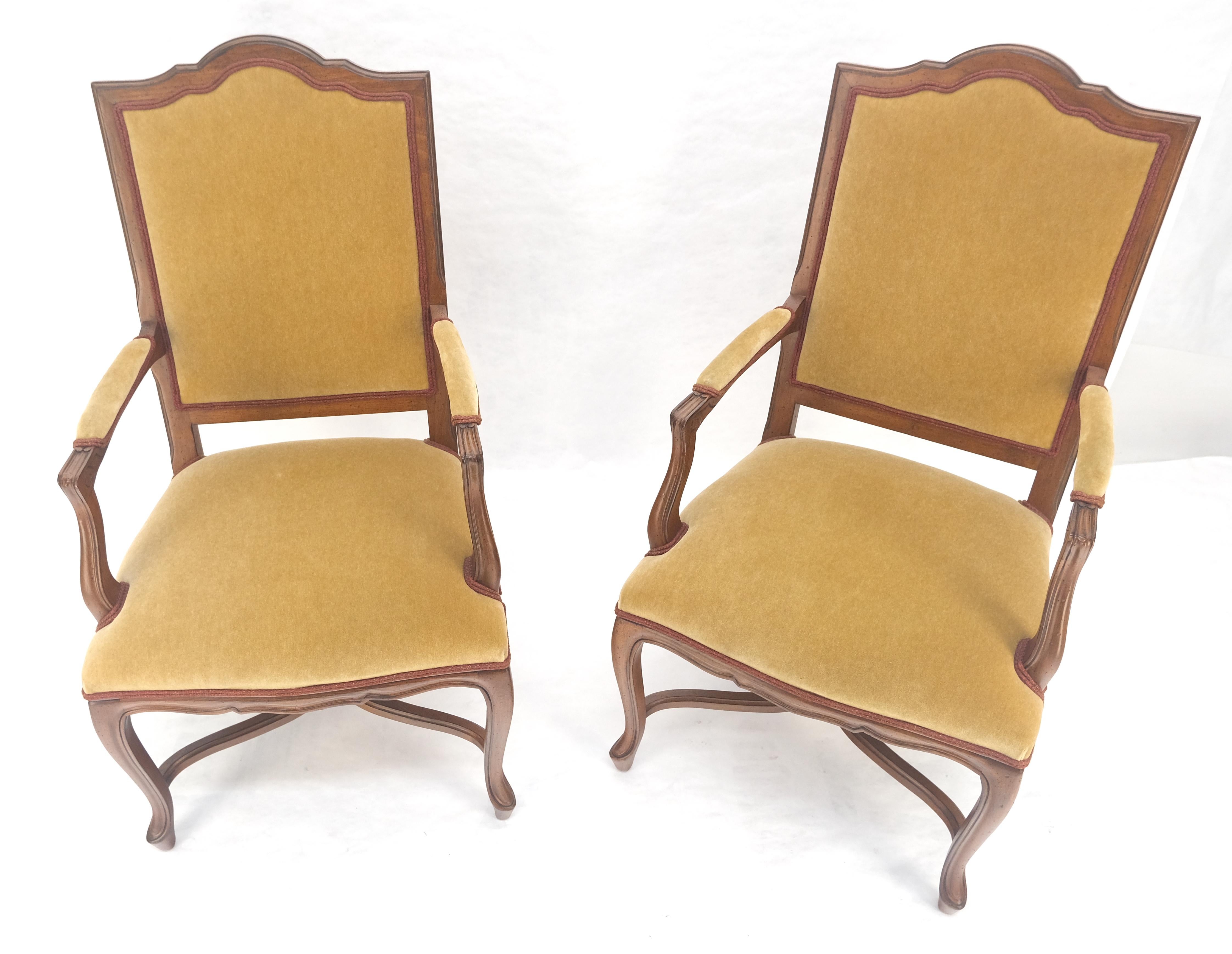 Coppia di sedie da salotto a bracci aperti in stile francese intagliate in tessuto mohair MINT! In condizioni buone in vendita a Rockaway, NJ