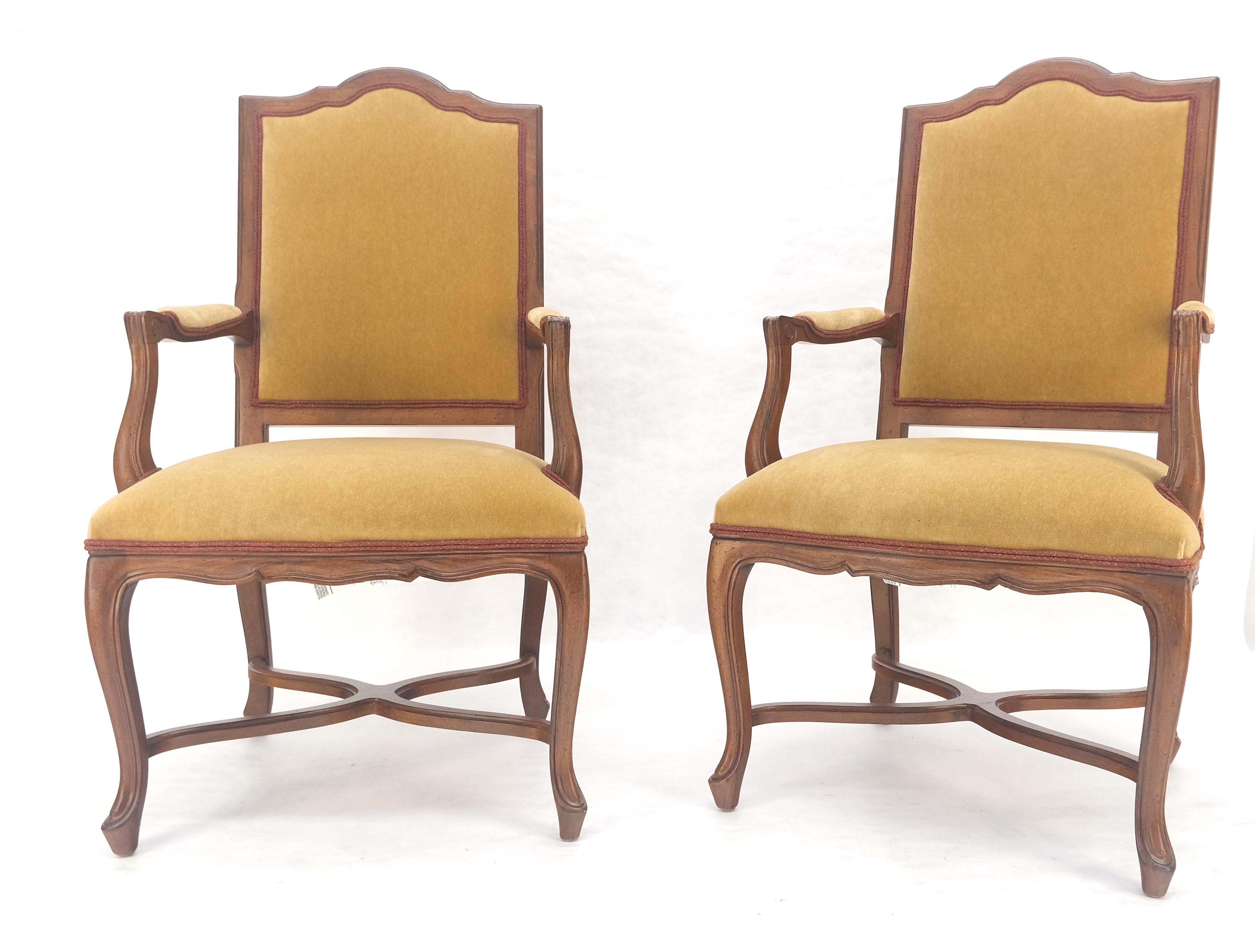 XX secolo Coppia di sedie da salotto a bracci aperti in stile francese intagliate in tessuto mohair MINT! in vendita