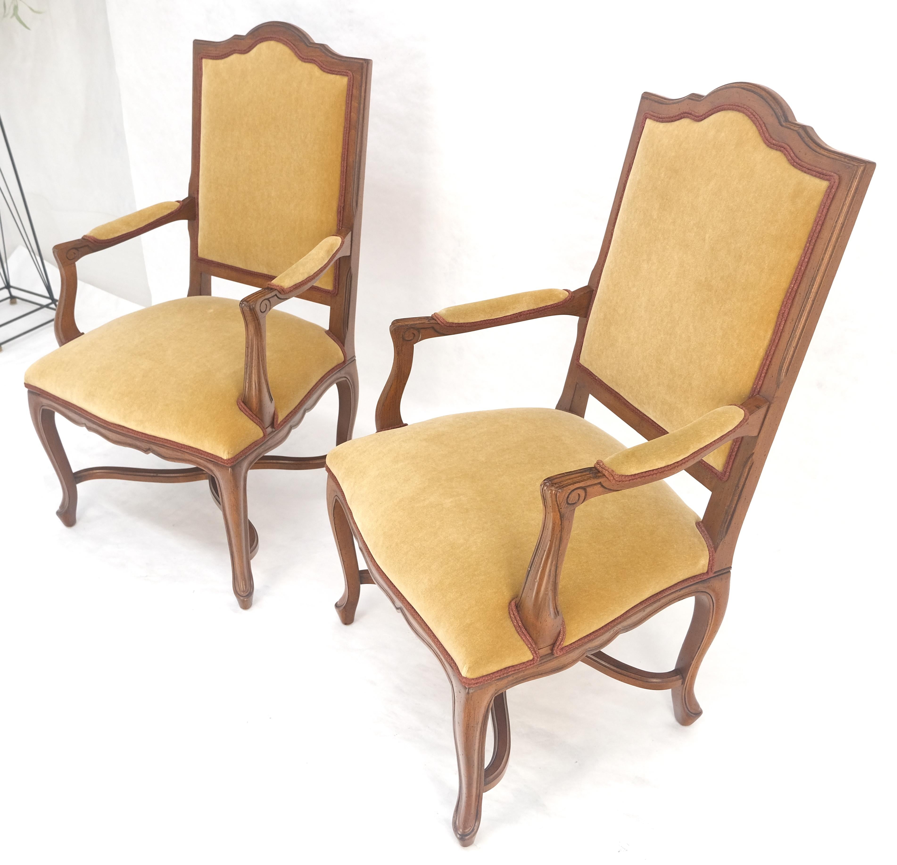 Mohair Coppia di sedie da salotto a bracci aperti in stile francese intagliate in tessuto mohair MINT! in vendita