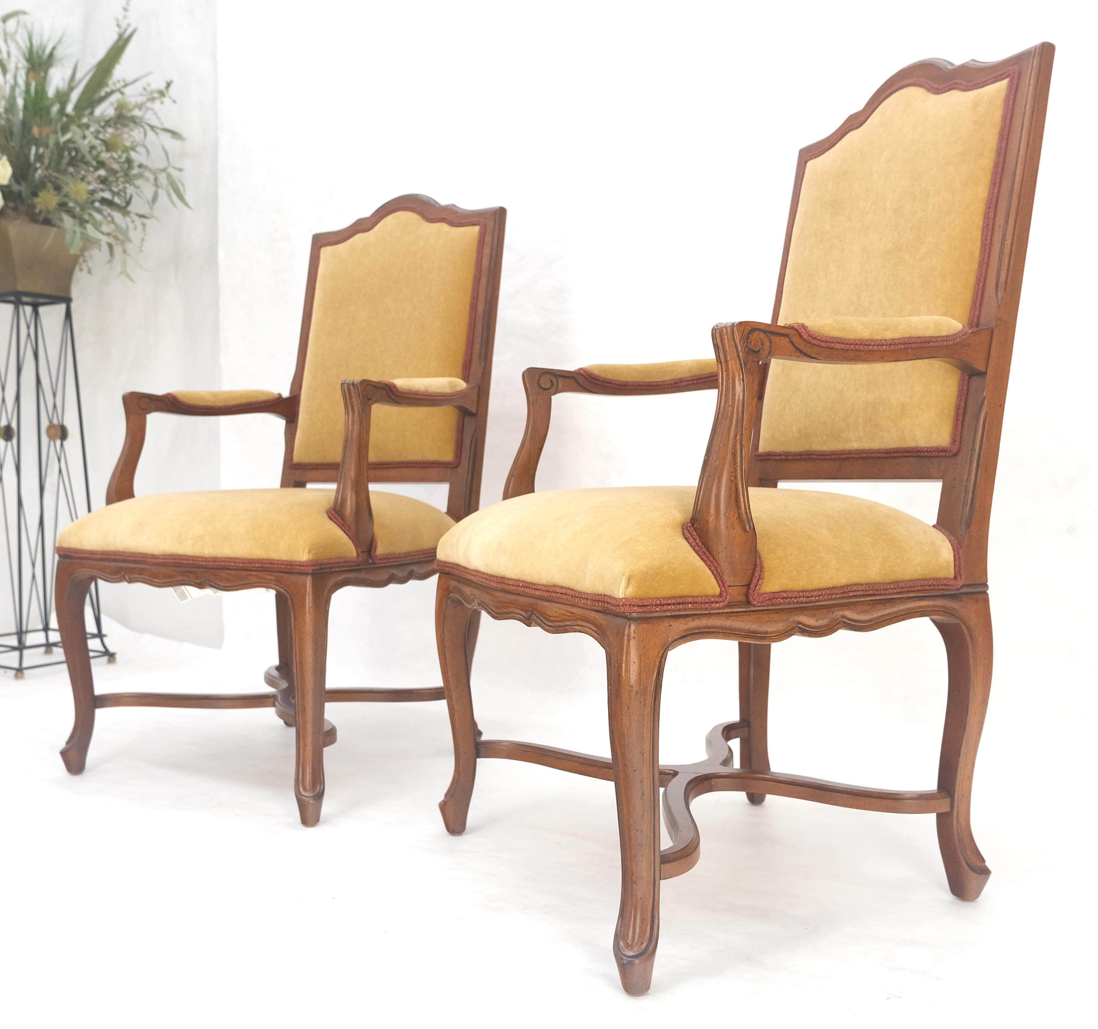 Coppia di sedie da salotto a bracci aperti in stile francese intagliate in tessuto mohair MINT! in vendita 1