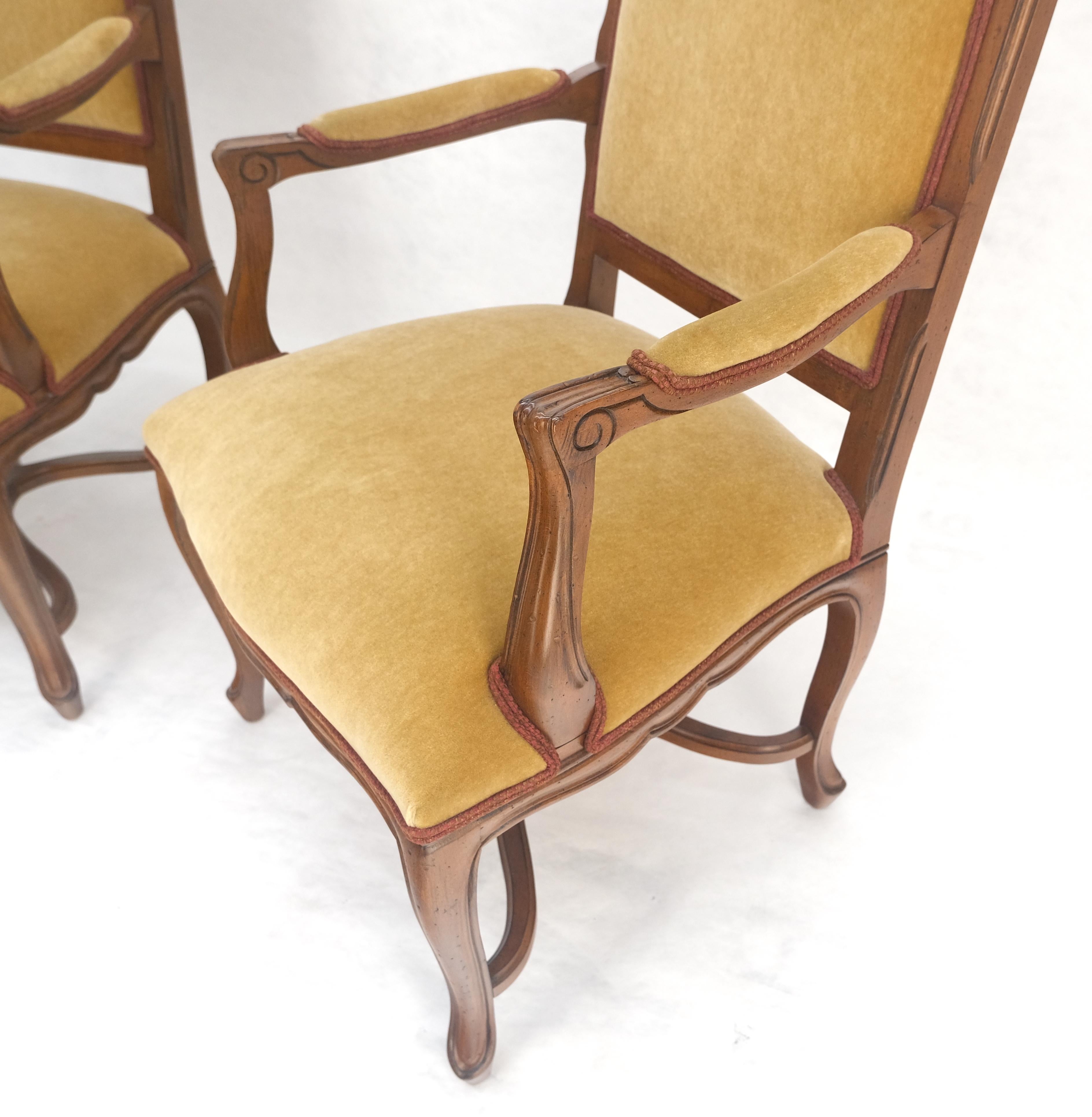 Coppia di sedie da salotto a bracci aperti in stile francese intagliate in tessuto mohair MINT! in vendita 2