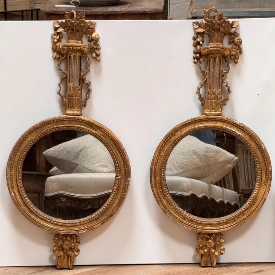 italien Paire de miroirs sculptés et dorés, A.I.C. en vente
