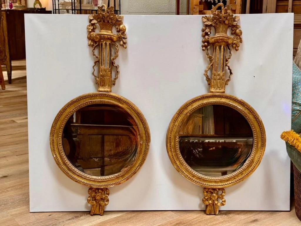 Paire de miroirs sculptés et dorés, A.I.C. Bon état - En vente à Charlottesville, VA