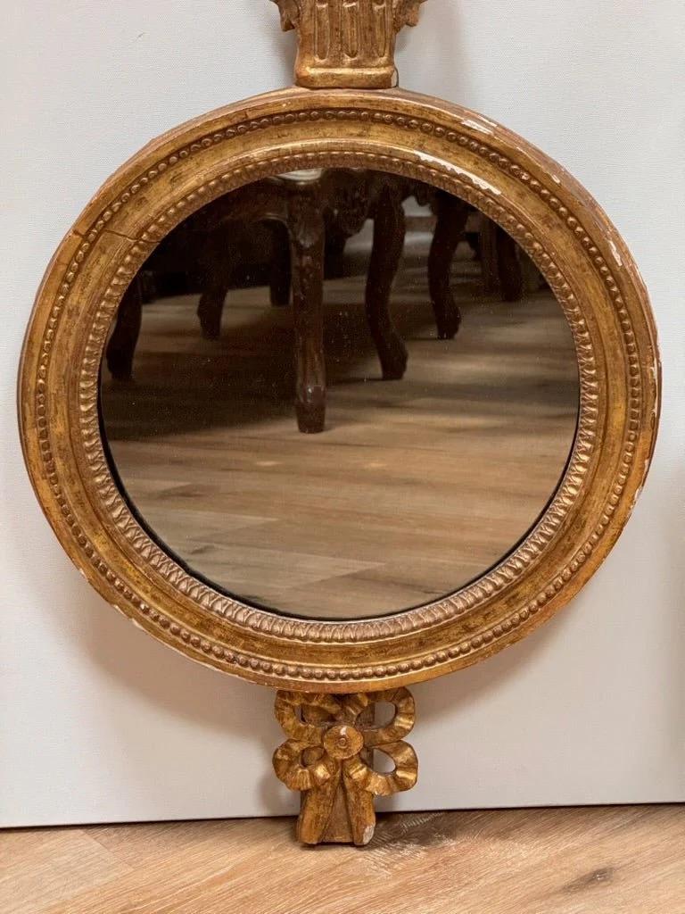 Miroir Paire de miroirs sculptés et dorés, A.I.C. en vente