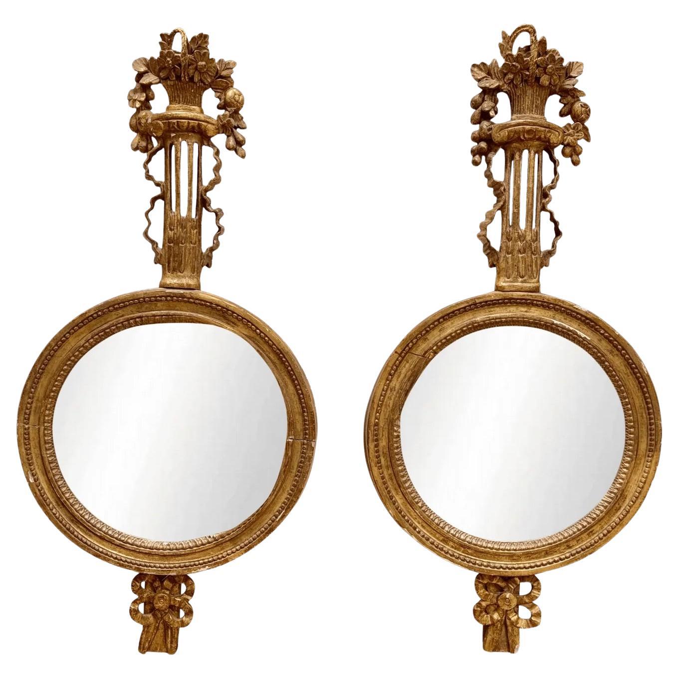 Paire de miroirs sculptés et dorés, A.I.C. en vente