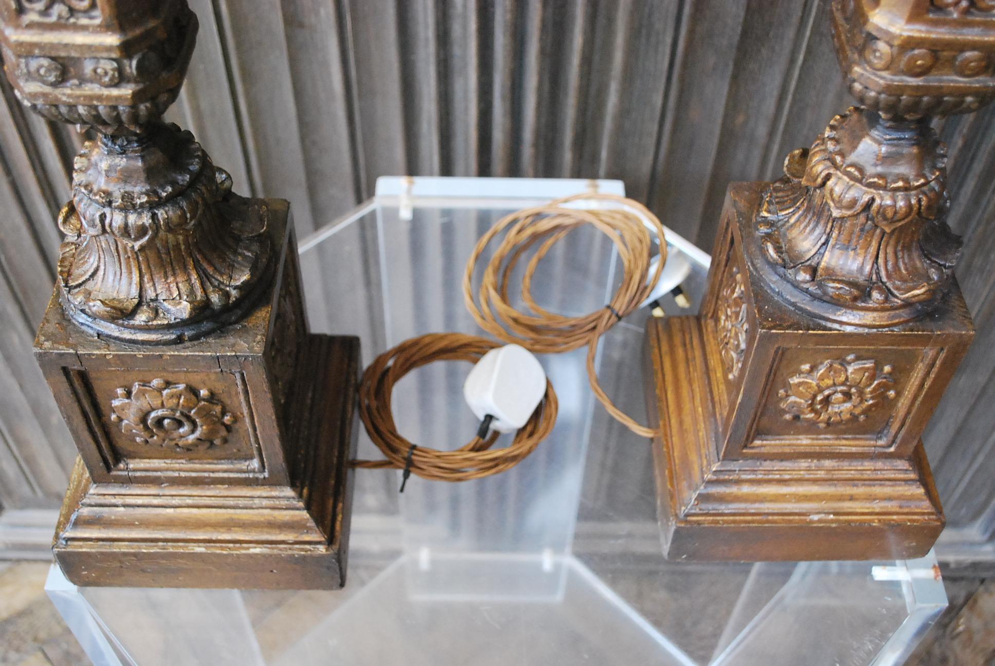 Hutton-Clarke Antiques a le plaisir de présenter une remarquable paire de lampes en bois doré sculpté, fabriquées vers 1840. Ces lampes témoignent de l'élégance intemporelle du design classique, avec une dorure à l'huile exquise sur du chêne