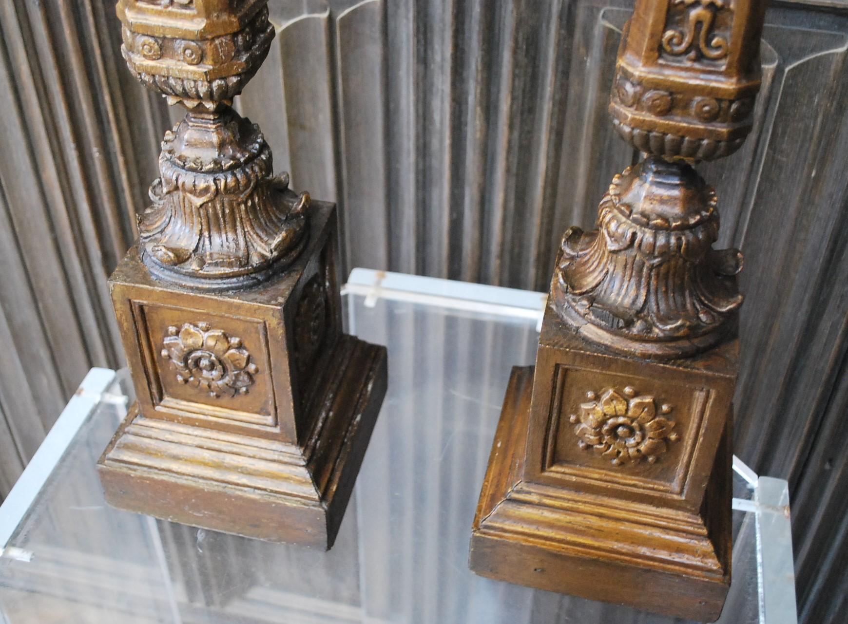 Néoclassique Paire de lampes en bois sculpté et doré en vente