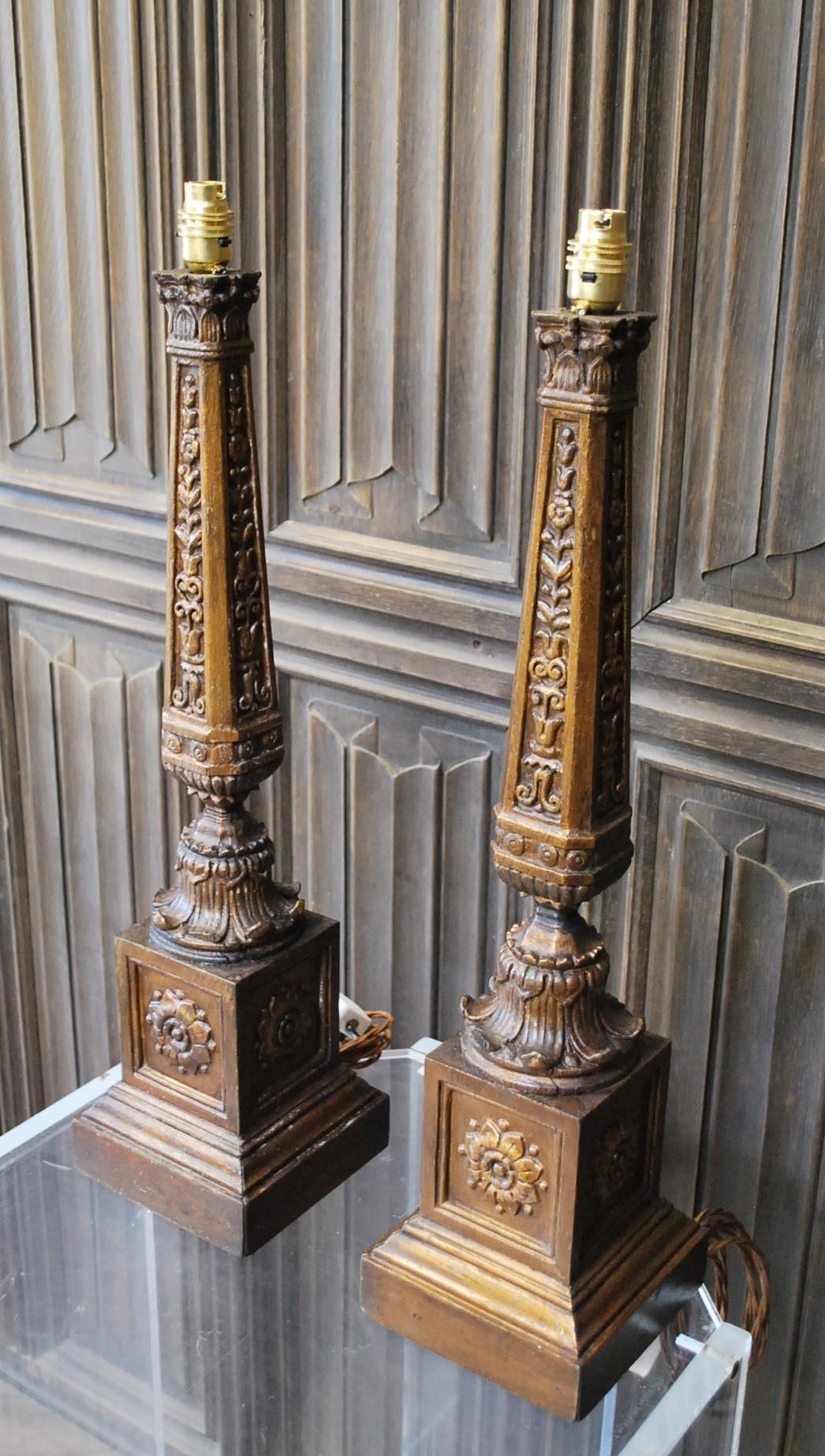 Britannique Paire de lampes en bois sculpté et doré en vente
