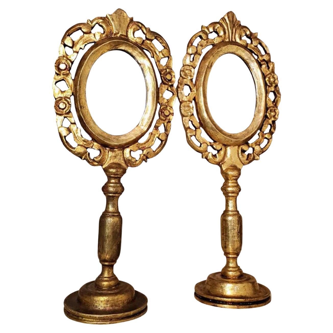 Paire de miroirs de coiffeuse mexicains d'art populaire en bois doré sculpté