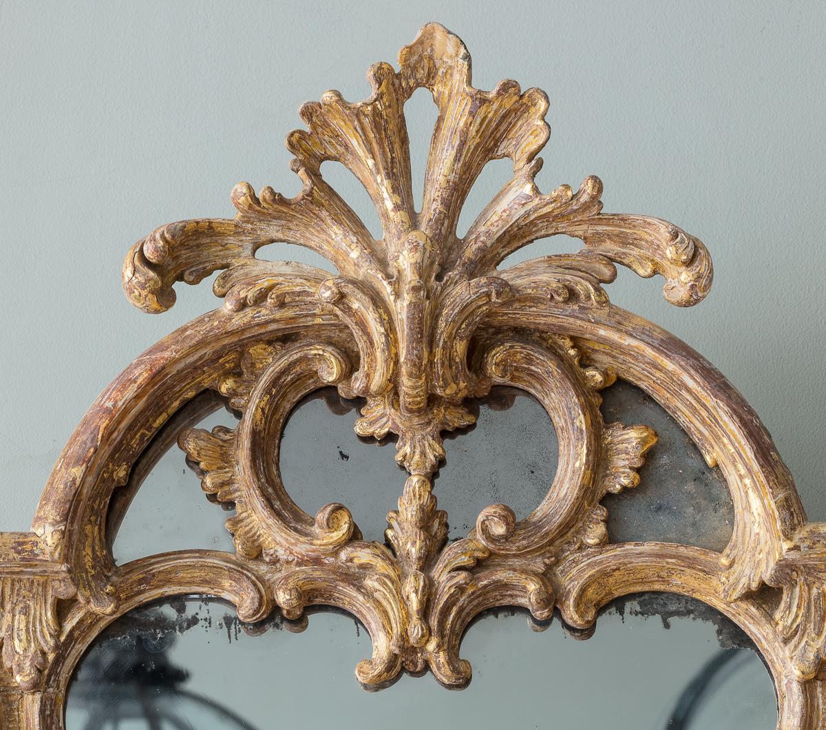 Un'impressionante coppia di specchi in legno dorato intagliato del XVIII secolo

Di forma Chippendale con proporzioni ampie e belle, con ampi ed elaborati intagli e creste foliate, con molte delle piastre marginali e centrali originali del XVIII