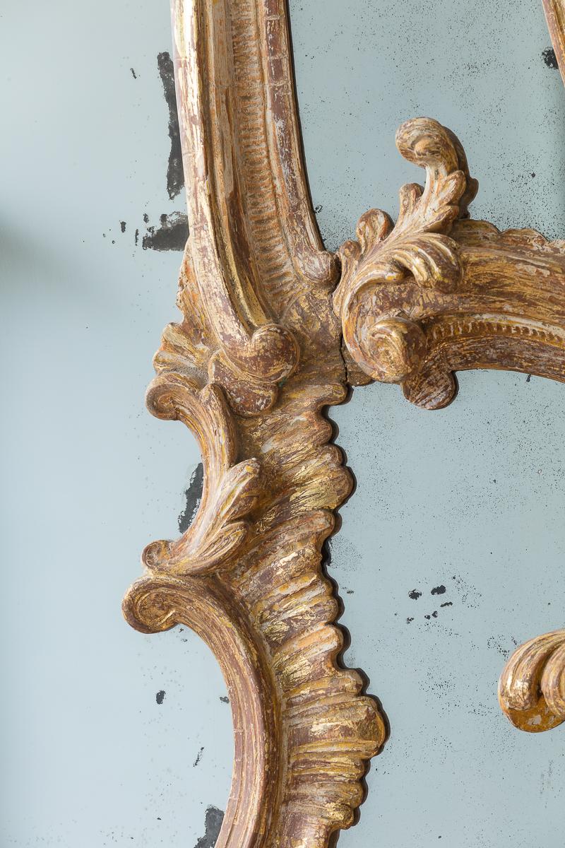 Coppia di specchi in legno dorato intagliato, XVIII secolo In condizioni buone in vendita a London, GB