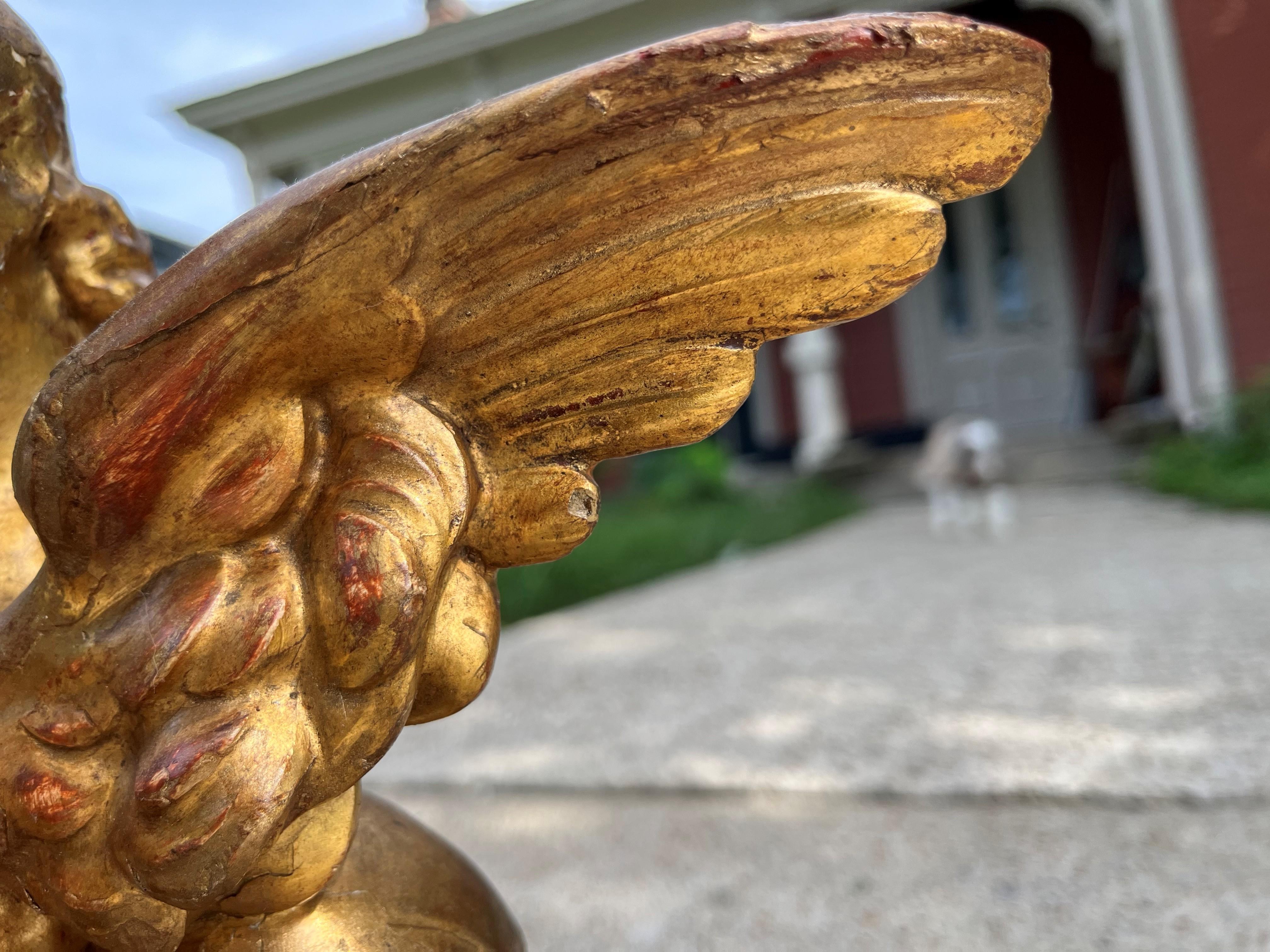 Paar geschnitzte Sphinx- und Griffin-Formen aus vergoldetem Holz im neoklassischen Stil im Angebot 4