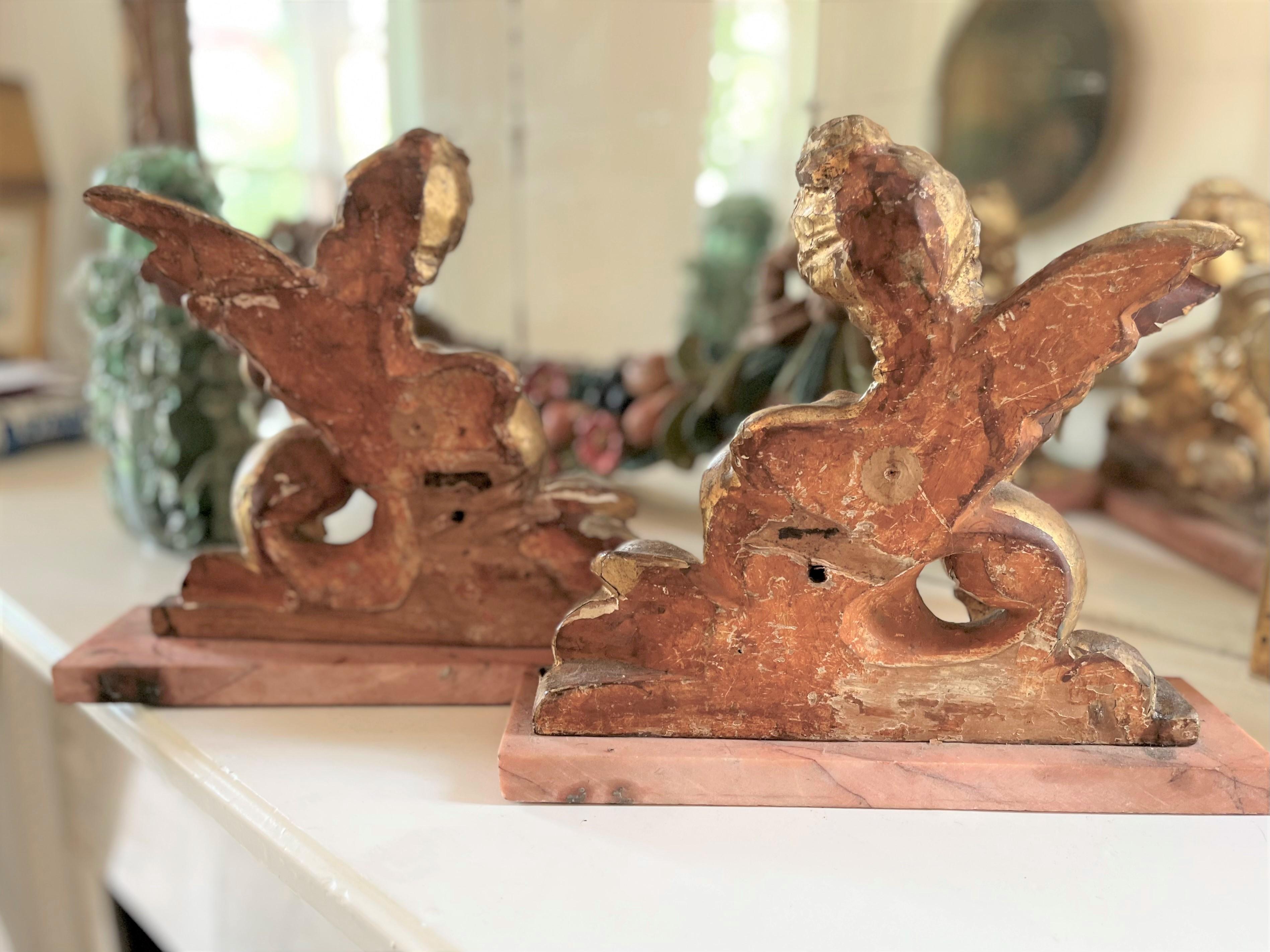 Paar geschnitzte Sphinx- und Griffin-Formen aus vergoldetem Holz im neoklassischen Stil im Angebot 5
