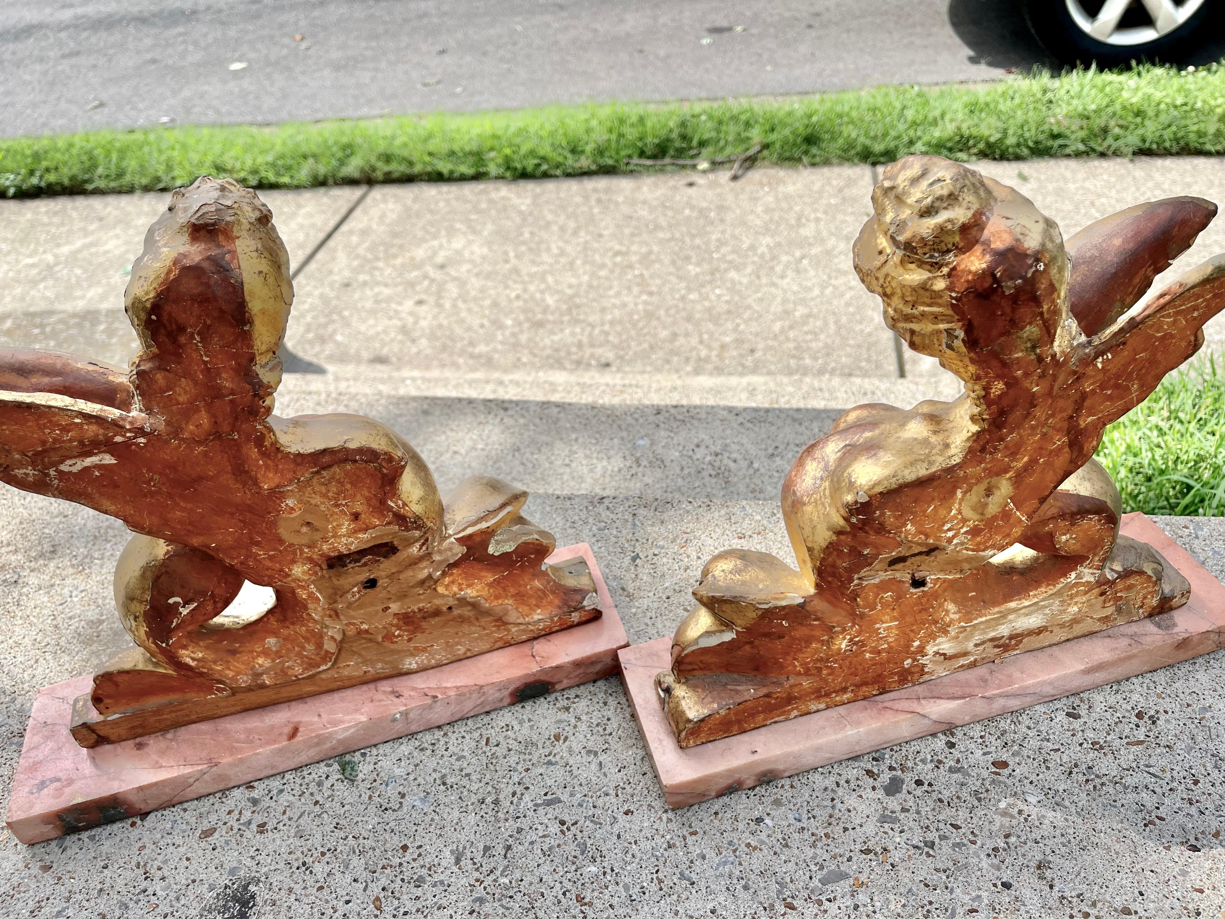 Paar geschnitzte Sphinx- und Griffin-Formen aus vergoldetem Holz im neoklassischen Stil im Angebot 6