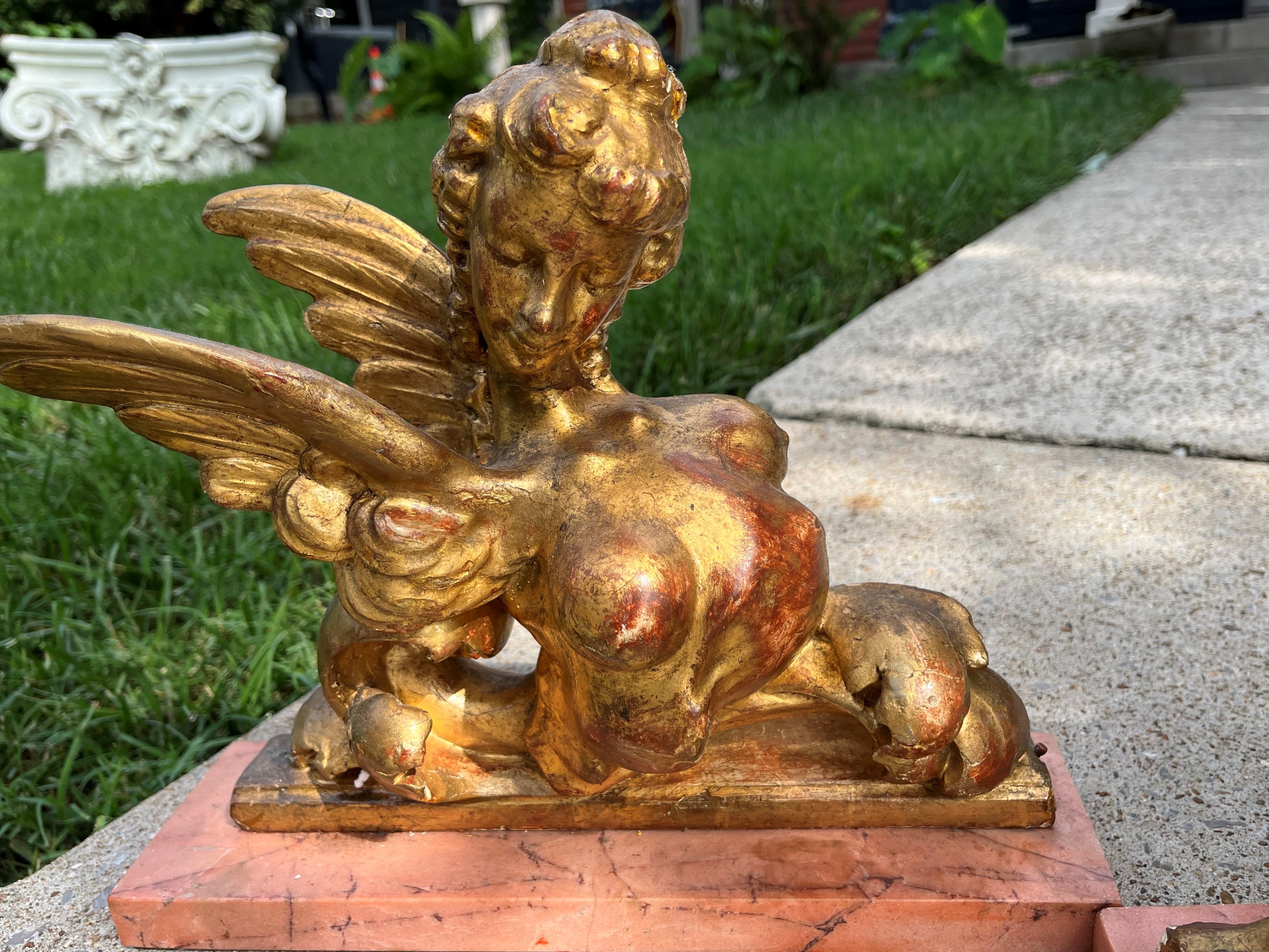 Paar geschnitzte Sphinx- und Griffin-Formen aus vergoldetem Holz im neoklassischen Stil (Französisch) im Angebot