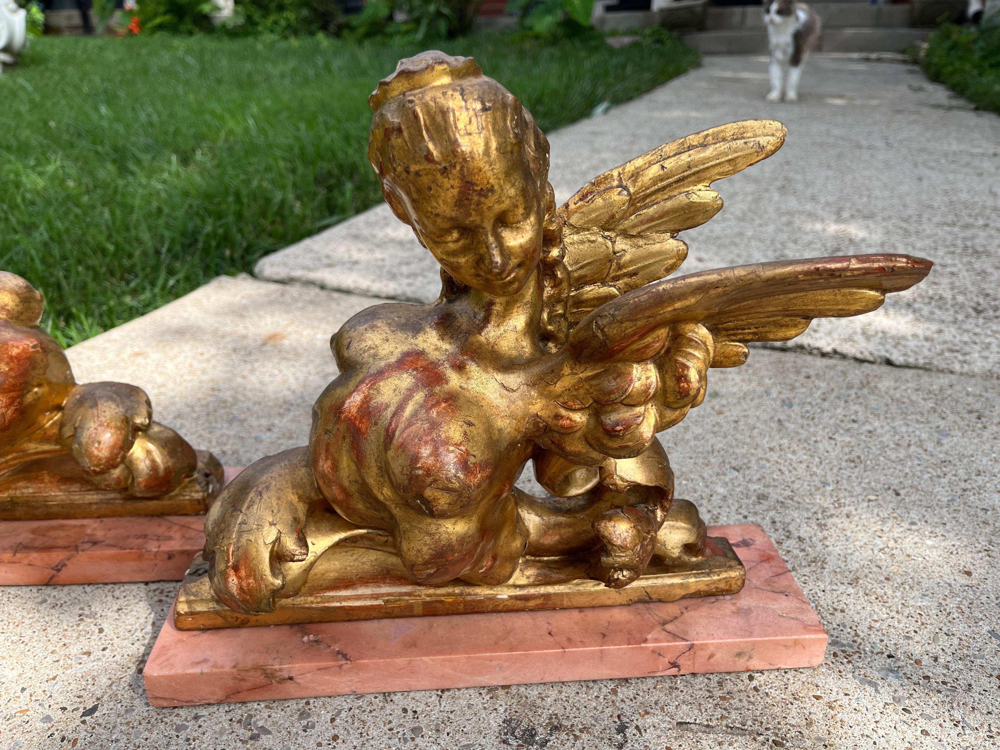 Français Paire de formes de sphinx et de griffon en bois doré sculpté dans une caricature néoclassique en vente