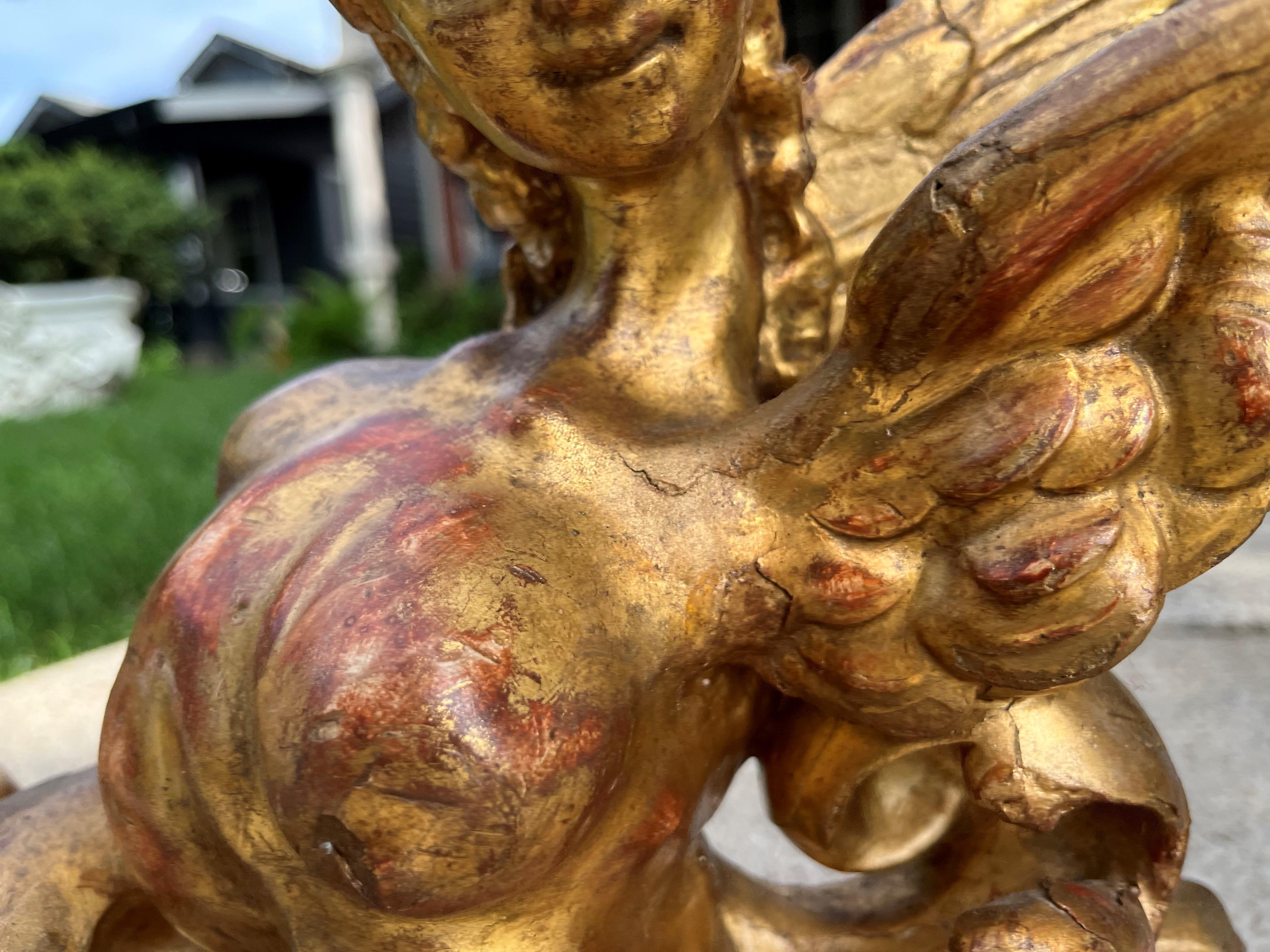 Paire de formes de sphinx et de griffon en bois doré sculpté dans une caricature néoclassique État moyen - En vente à Nashville, TN