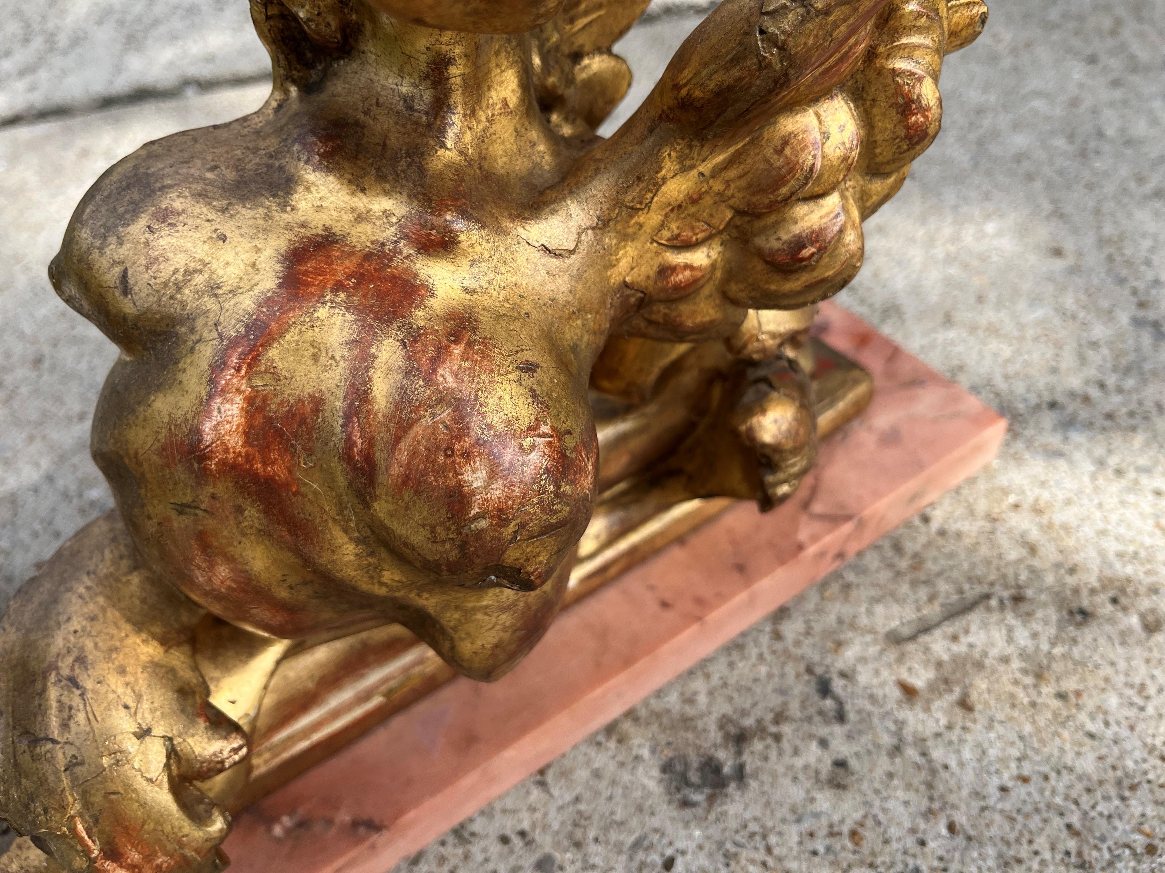 Bois Paire de formes de sphinx et de griffon en bois doré sculpté dans une caricature néoclassique en vente