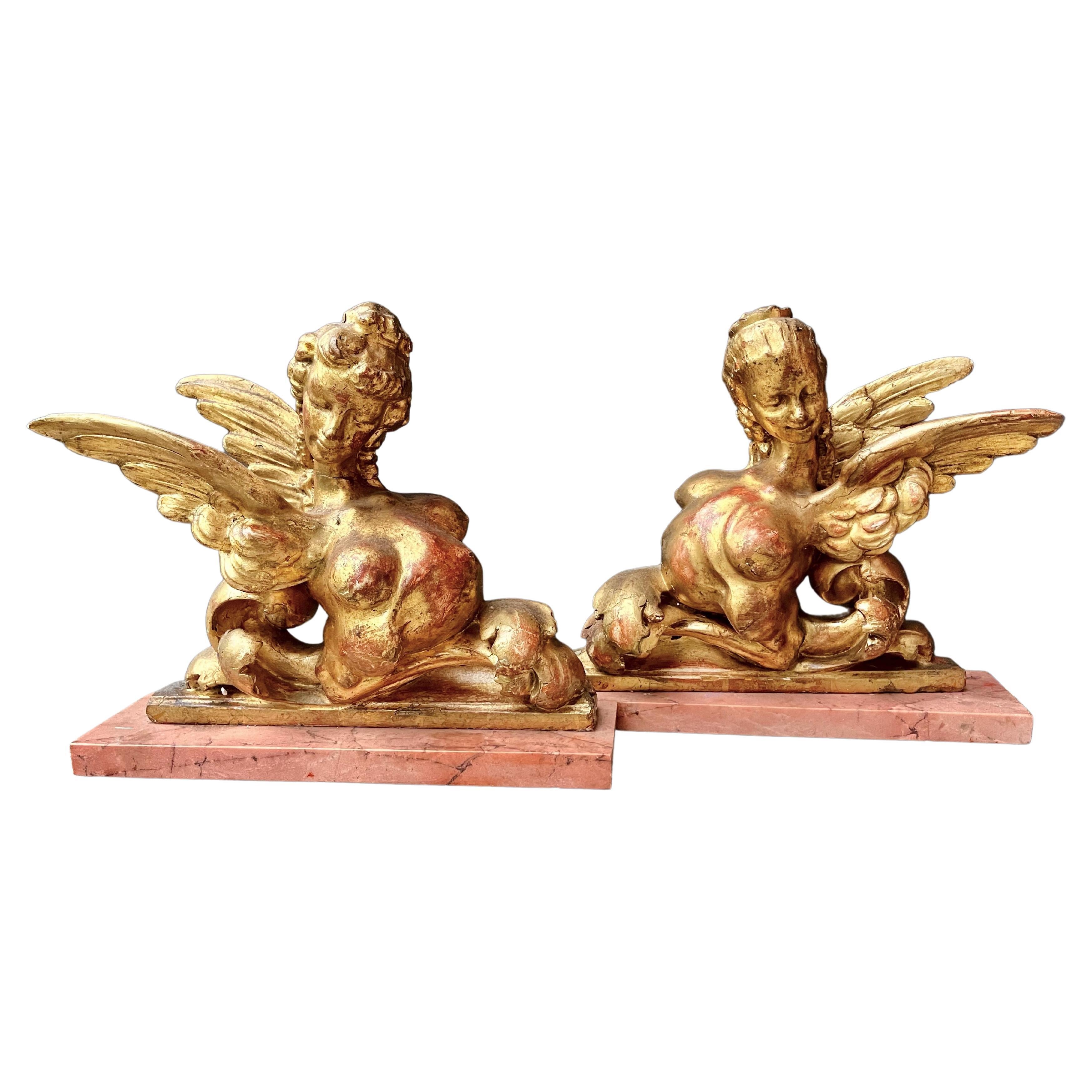 Paire de formes de sphinx et de griffon en bois doré sculpté dans une caricature néoclassique en vente