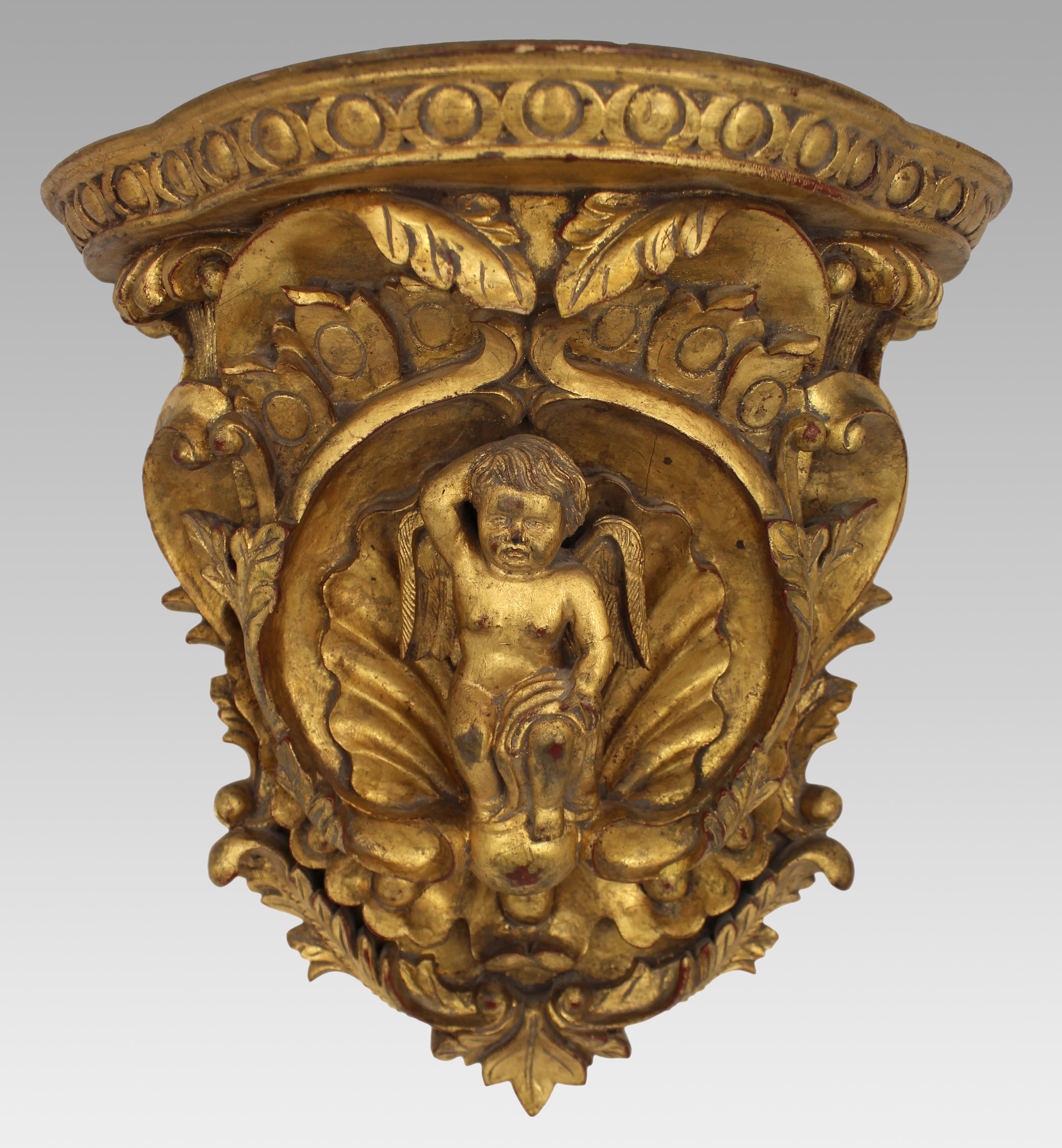 Paar geschnitzte Wandhalterungen aus Giltholz mit Cherub-Motiven (Italienisch) im Angebot