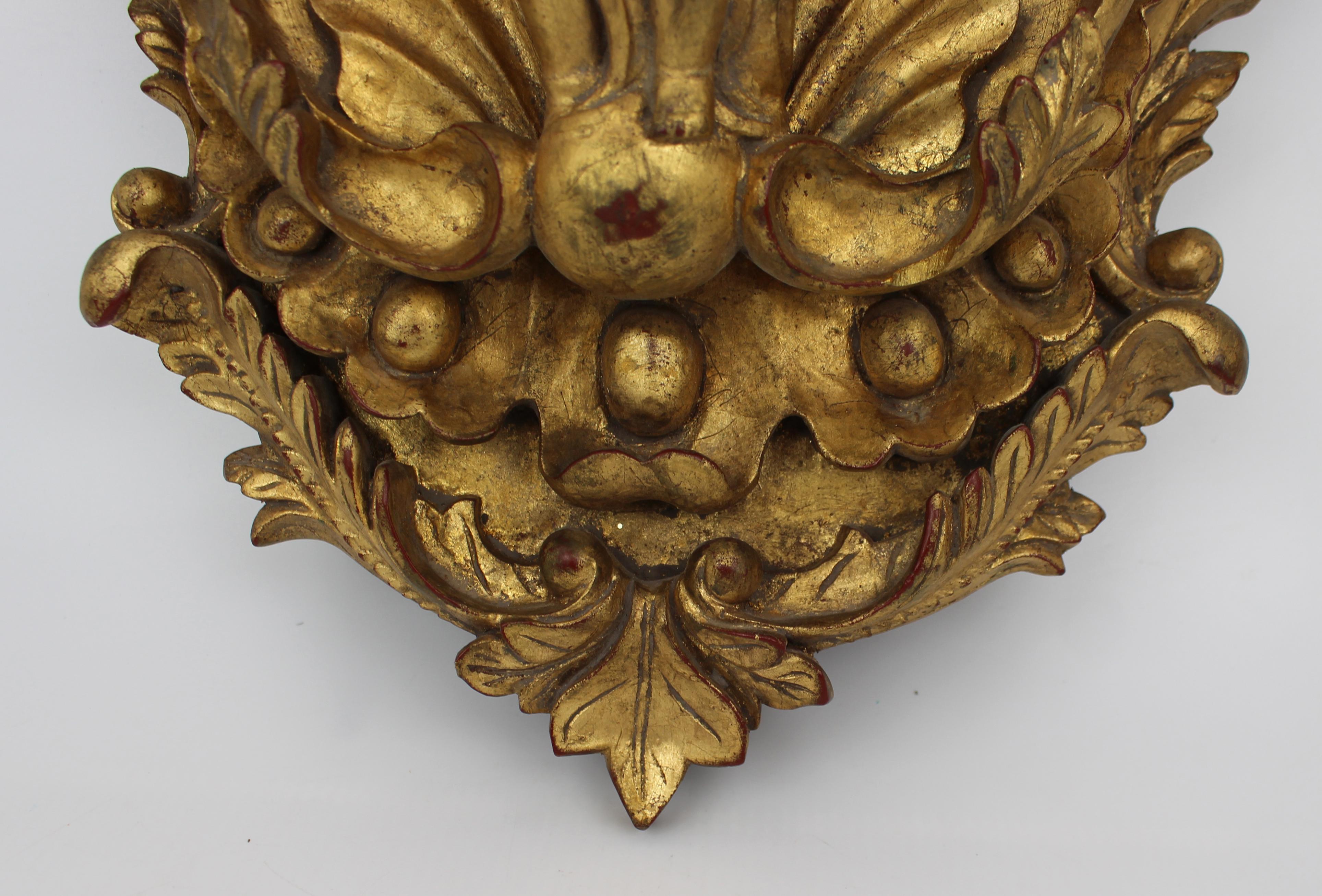 Paar geschnitzte Wandhalterungen aus Giltholz mit Cherub-Motiven im Angebot 1